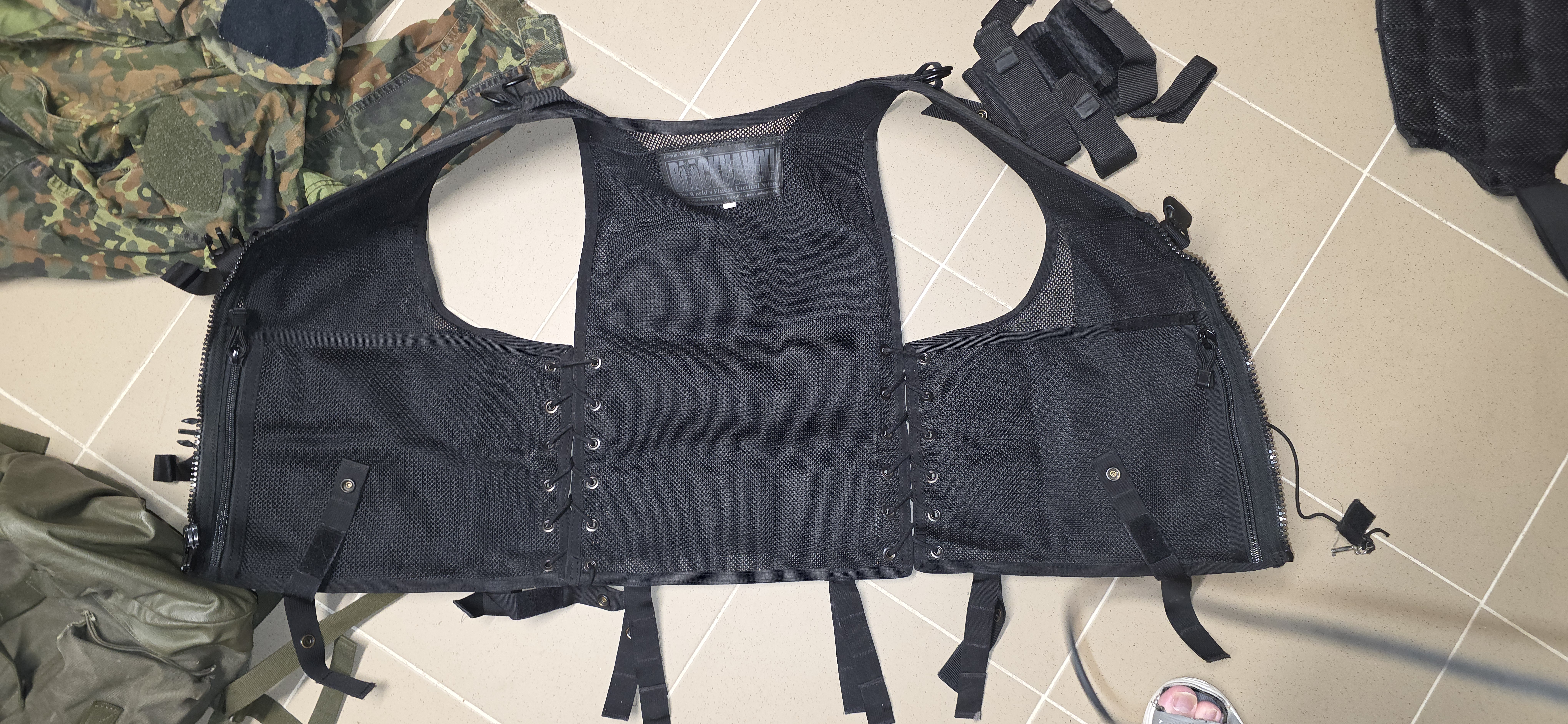 Zestaw Tac-Vest / Omega (Blackhawk) + panel udowy + ładownice