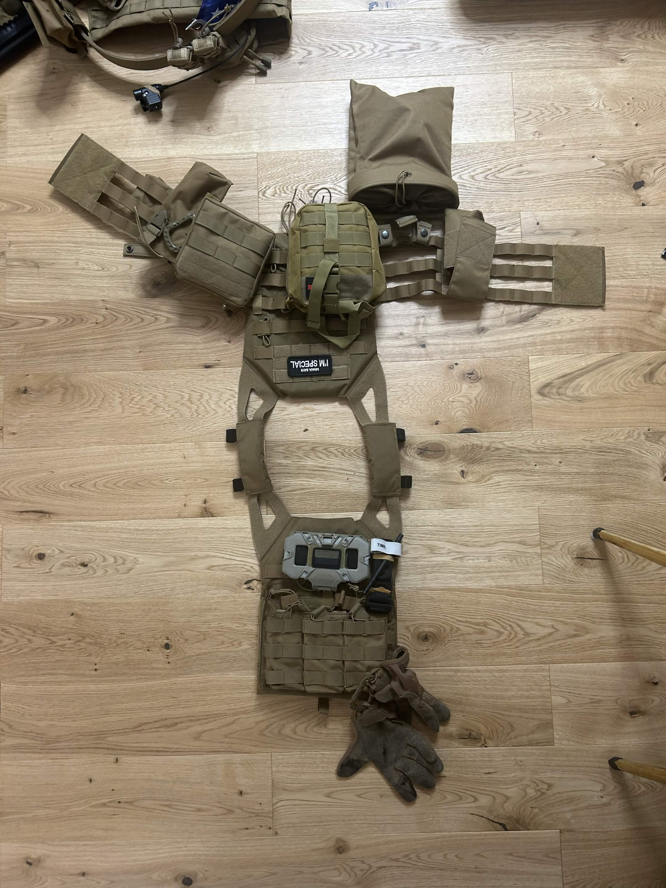Zestaw kamizelek, hełmów, akcesoriów oraz M4 11,5" SOPMOD S&T