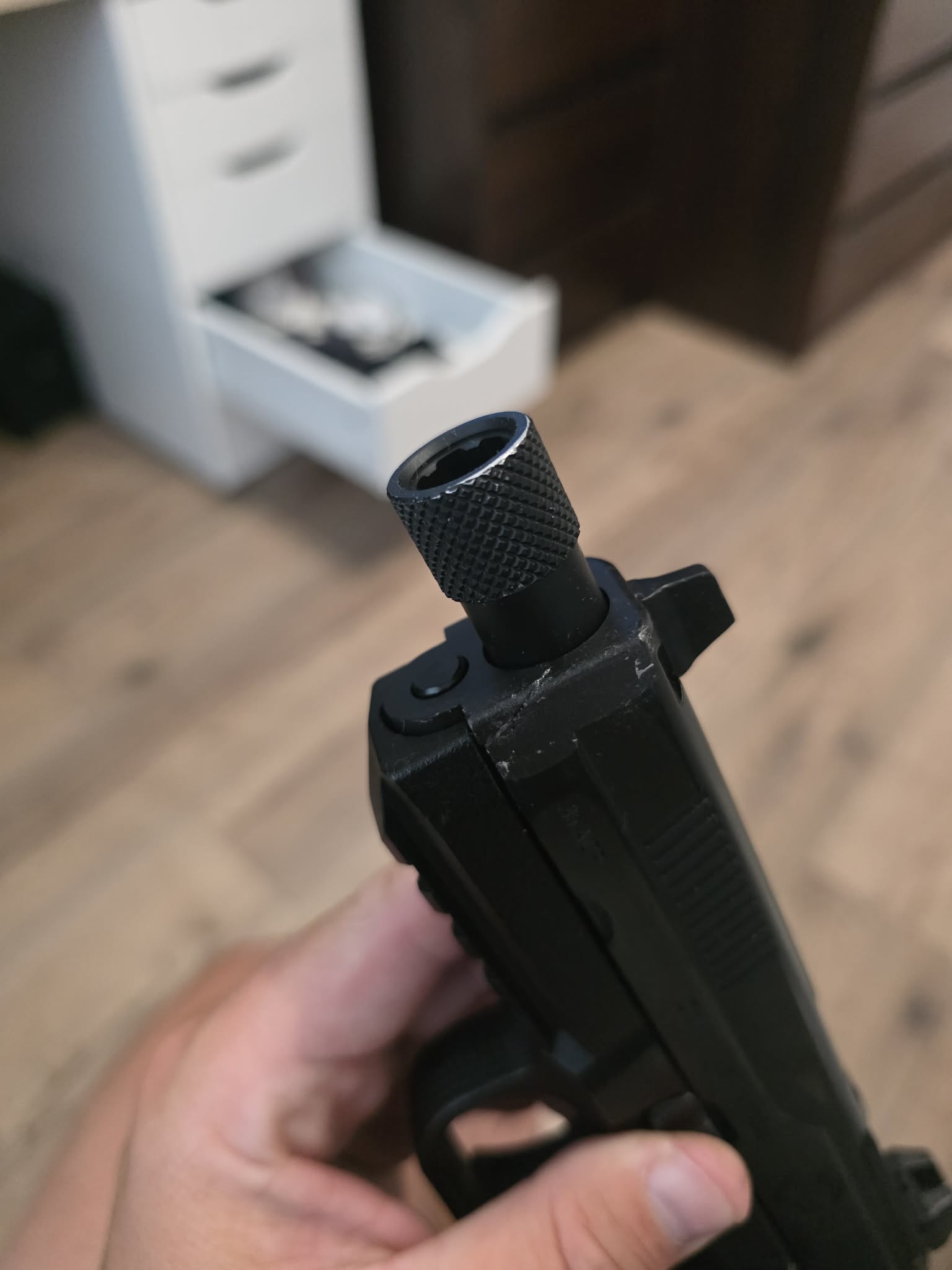 Uszkodzony Tokyo Marui FNX 45, 4 magazynki, tłumik
