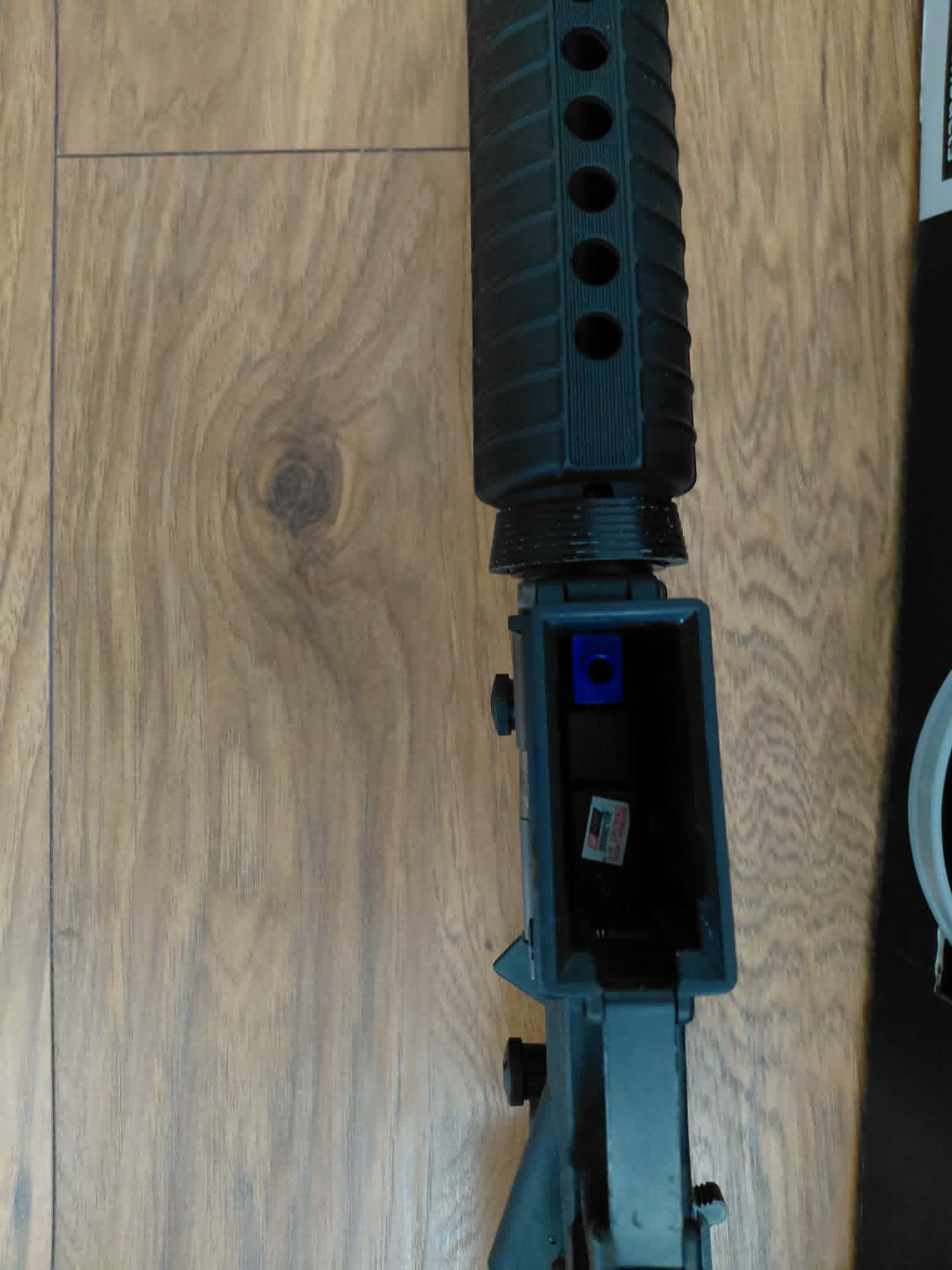 Zestaw replika Specna Arms SA-CO2, z 4 magazynkami, ładowarką i baterią.