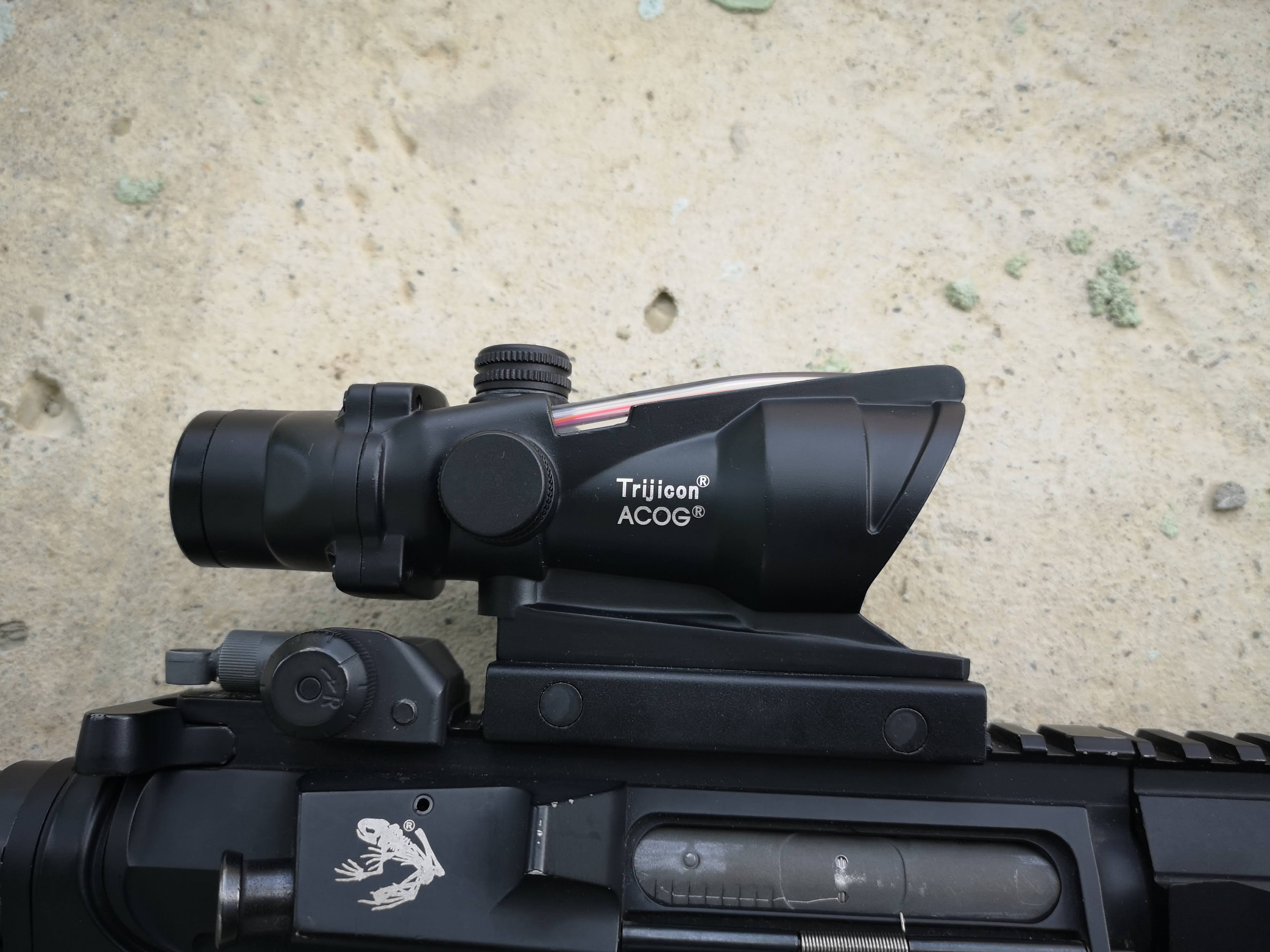 Luneta ACOG 4x działający światłowód chevron czerwony