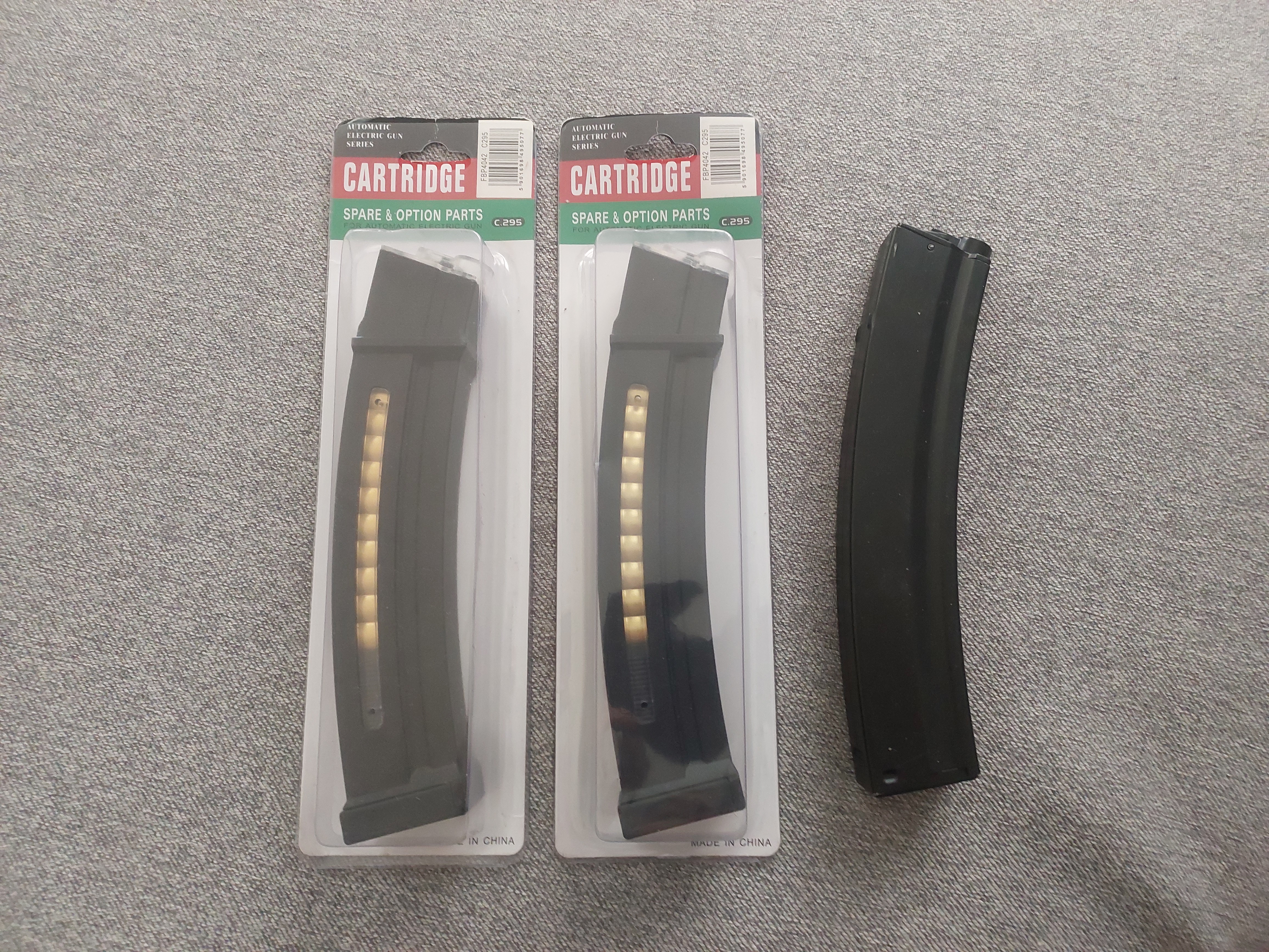 Zestaw Replika MP5 firmy J.G. model J.G. 0.69 + magazynki + bateria + ładownica