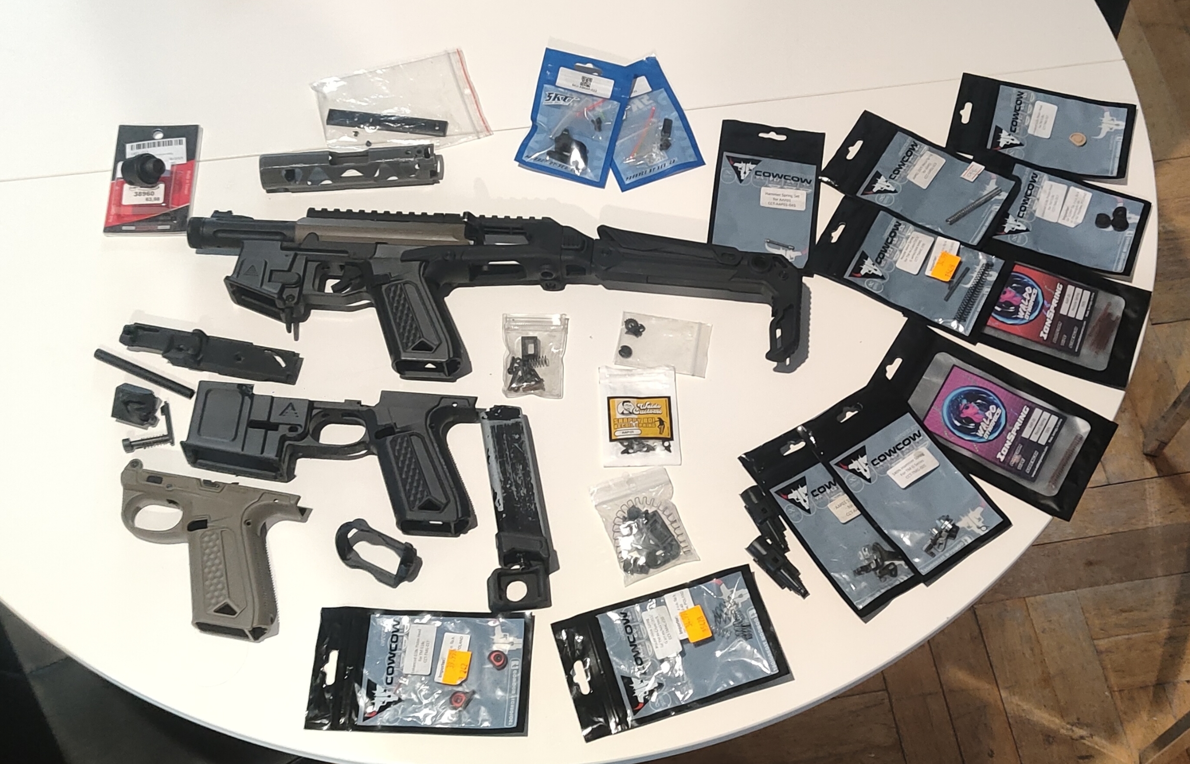 AAP-01 po tuningu, z drukowanymi konwersjami do MP5 i M4
