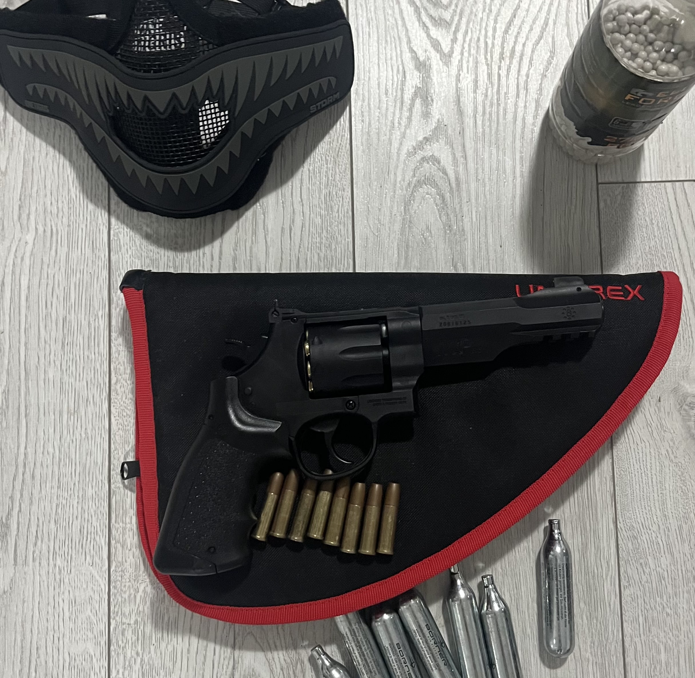 Rewolwer Umarex GNB Smith&Wesson M&P R8 + akcesoria