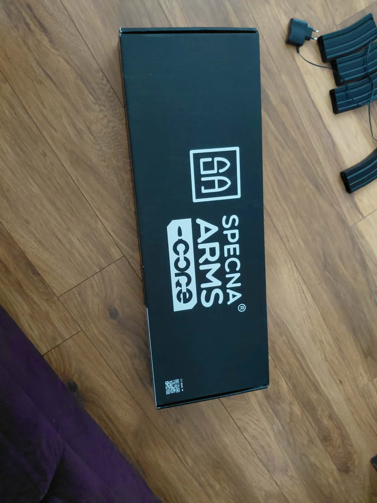 Zestaw replika Specna Arms SA-CO2, z 4 magazynkami, ładowarką i baterią.