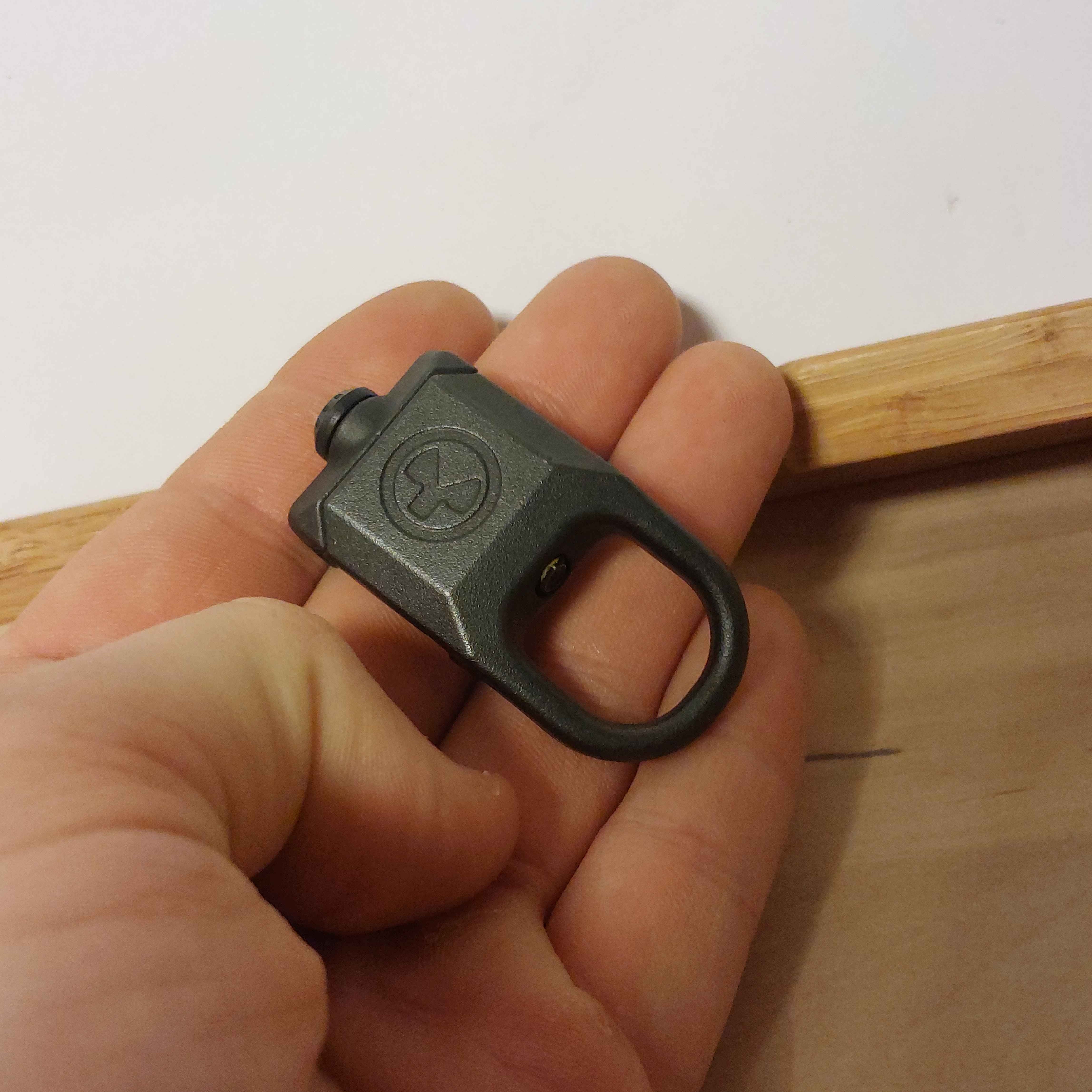 Magpul RSA MAG502 czarny - montaż zawieszenia na szynę RIS Picatinny
