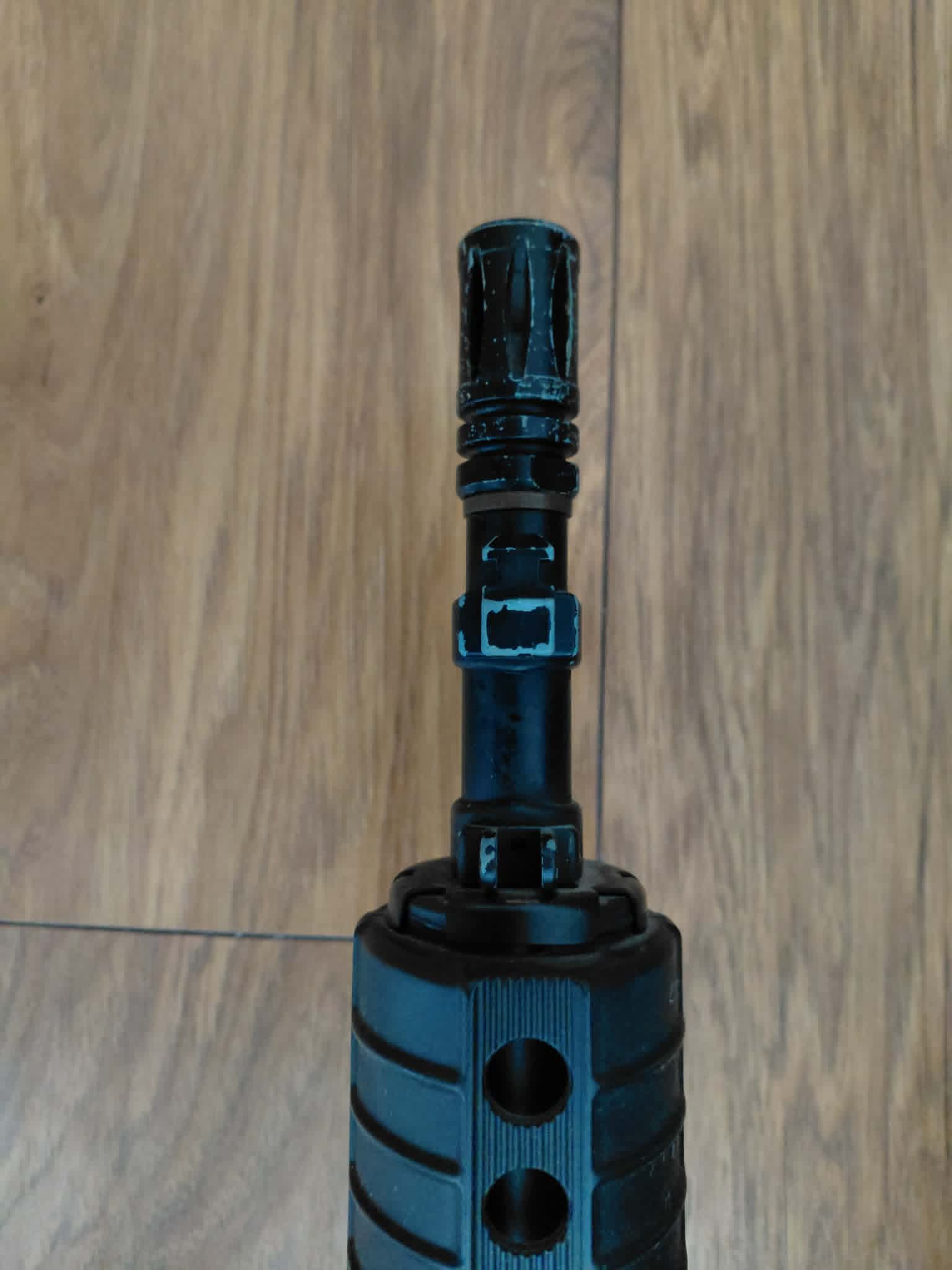 Zestaw replika Specna Arms SA-CO2, z 4 magazynkami, ładowarką i baterią.