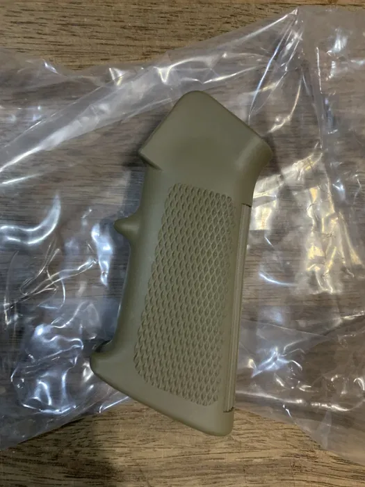 nowy chwyt do AR 15 GBBR TAN/Dark Earth (Magpul, Noveske)