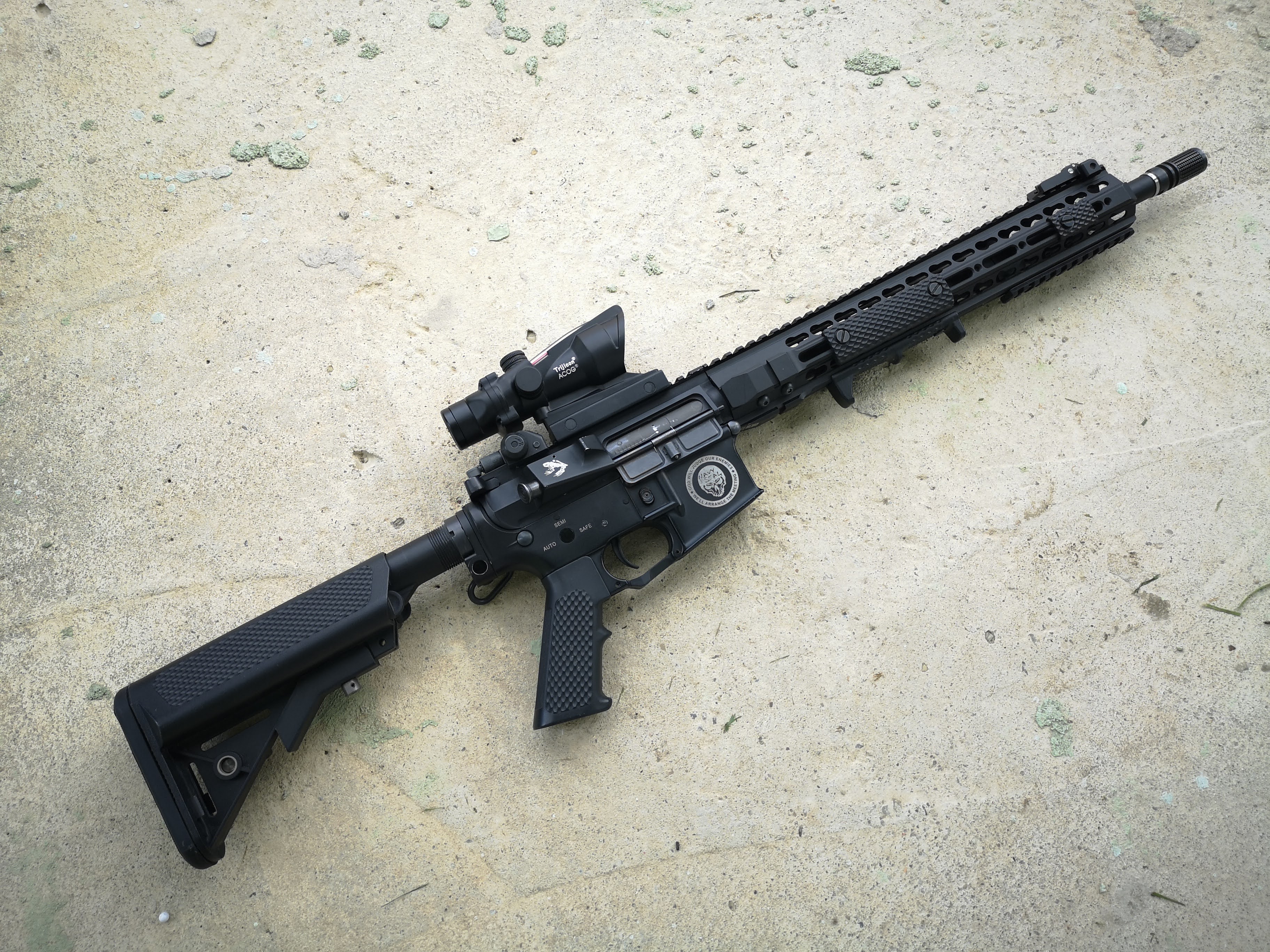 Luneta ACOG 4x działający światłowód chevron czerwony