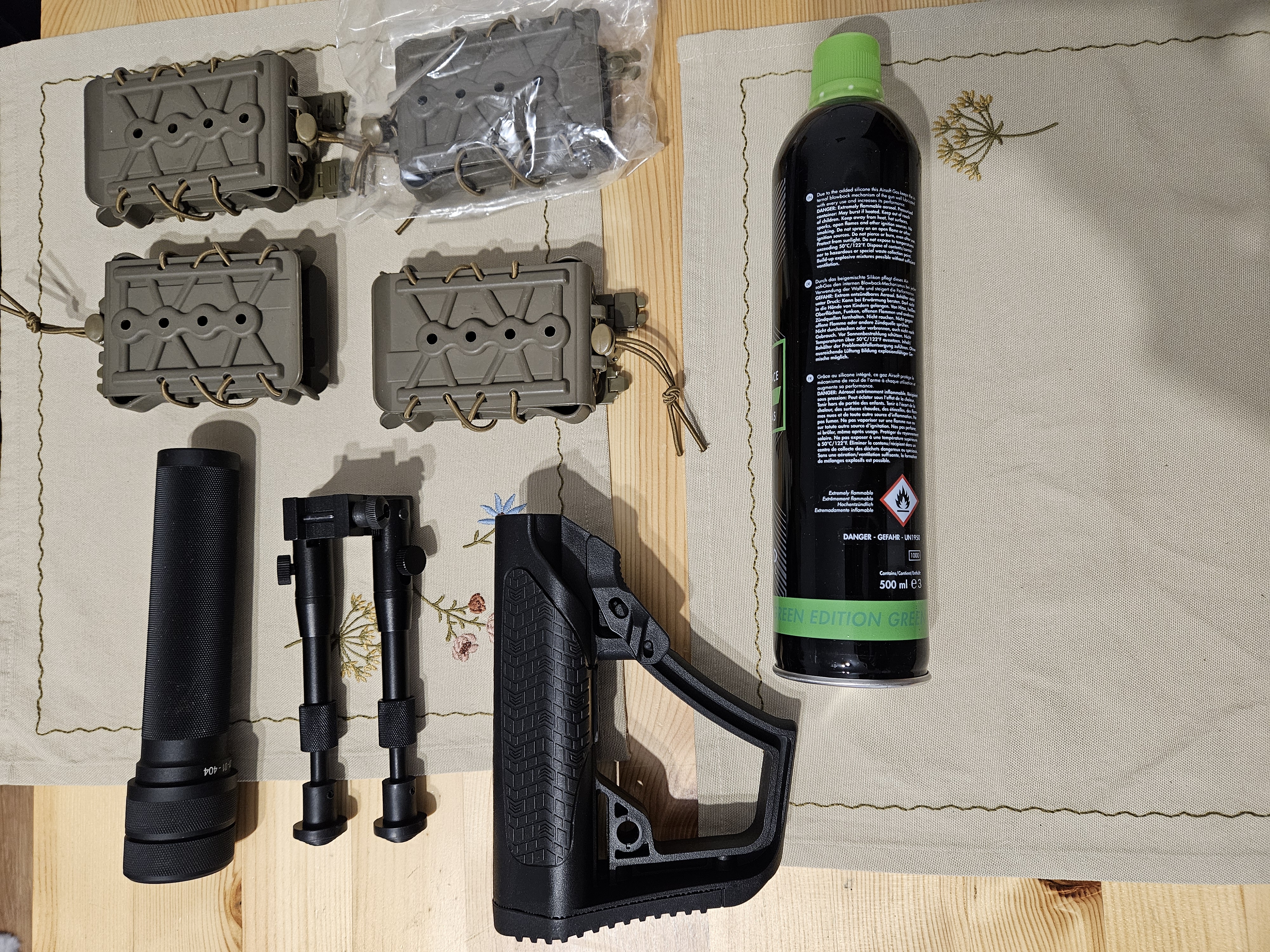 Akcesoria dwójnóg, kolba, tłumik, ładownice itp.