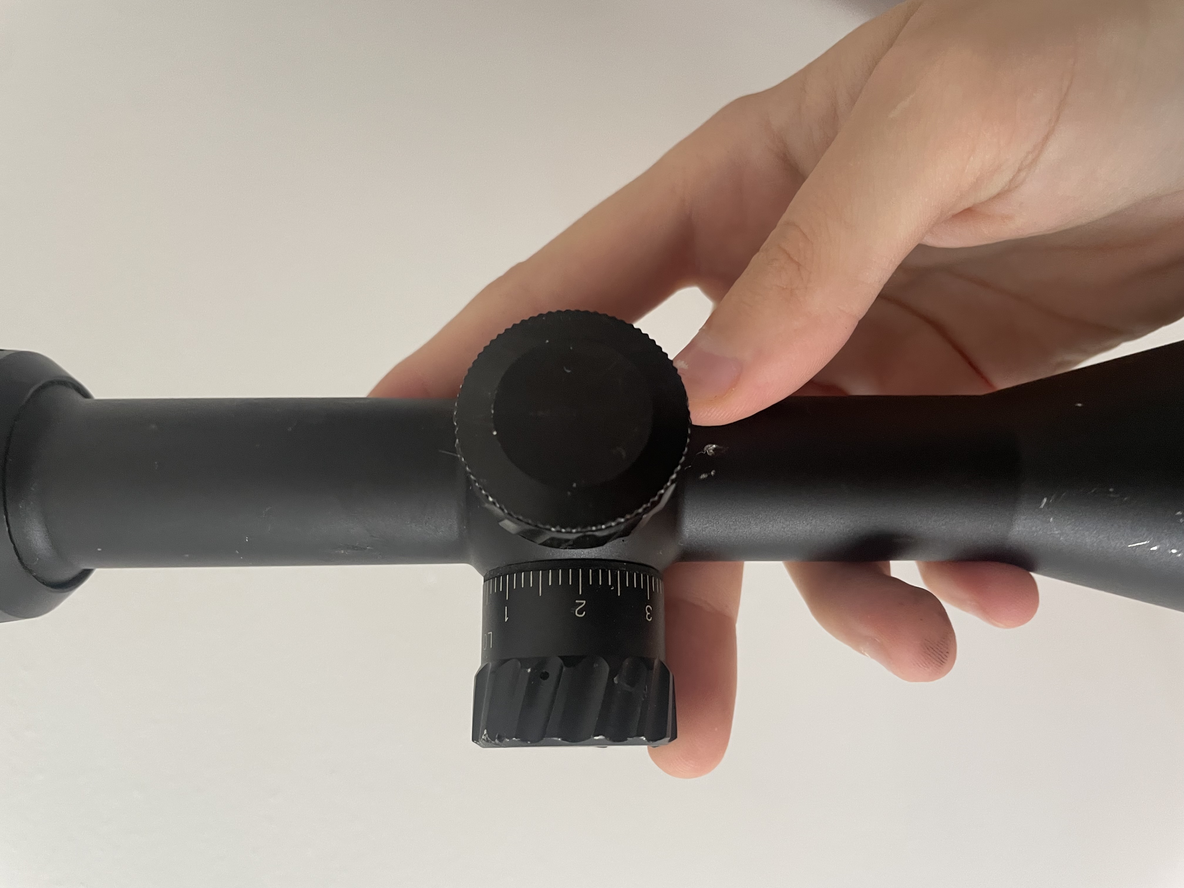 Luneta Theta Optics 3-12x40 AOE - Podświetlana siatka, regulacja paralaksy