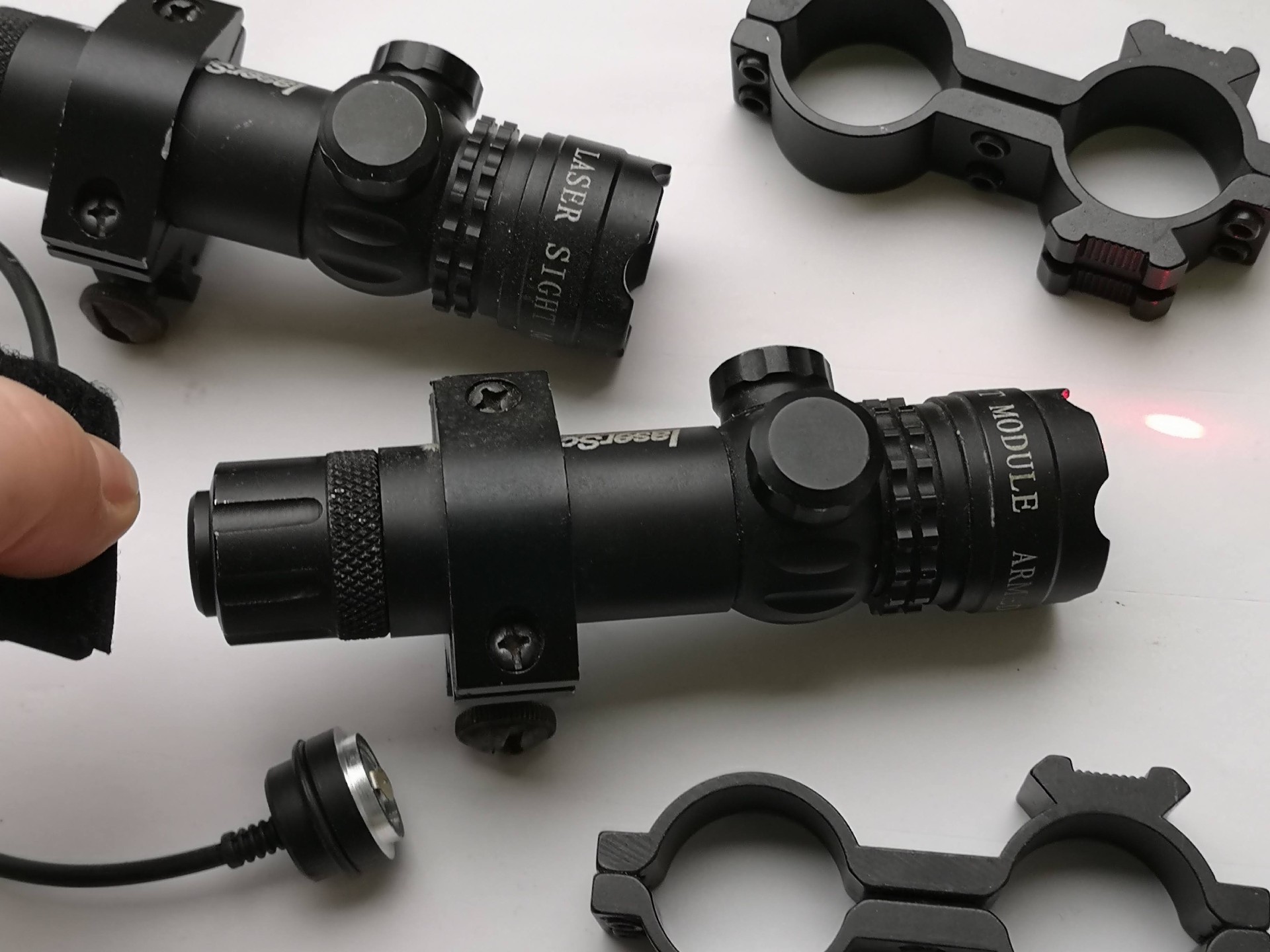 Czerwony laser z montażem na szyne 22mm, włącznik żelowy