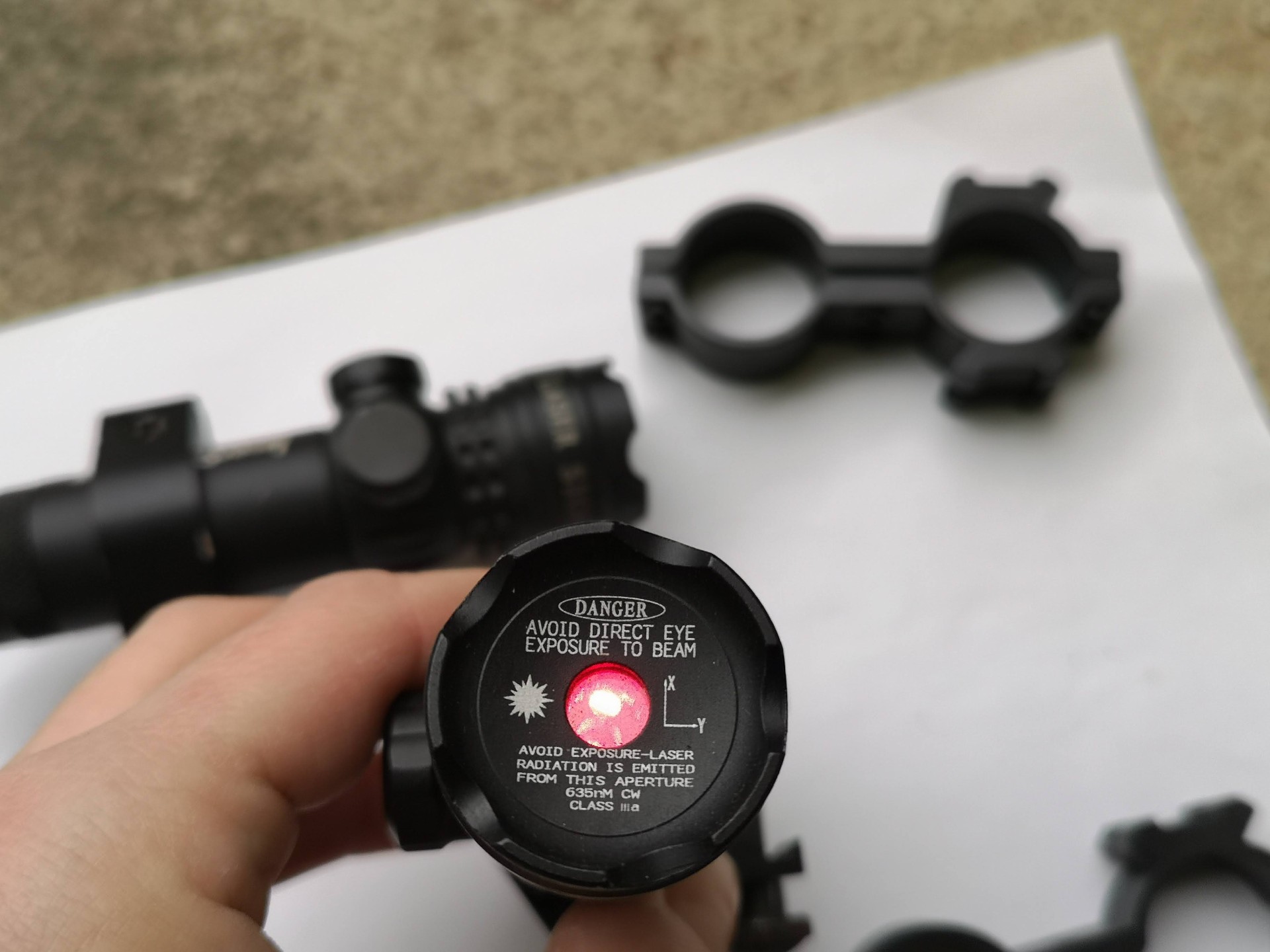 Czerwony laser z montażem na szyne 22mm, włącznik żelowy