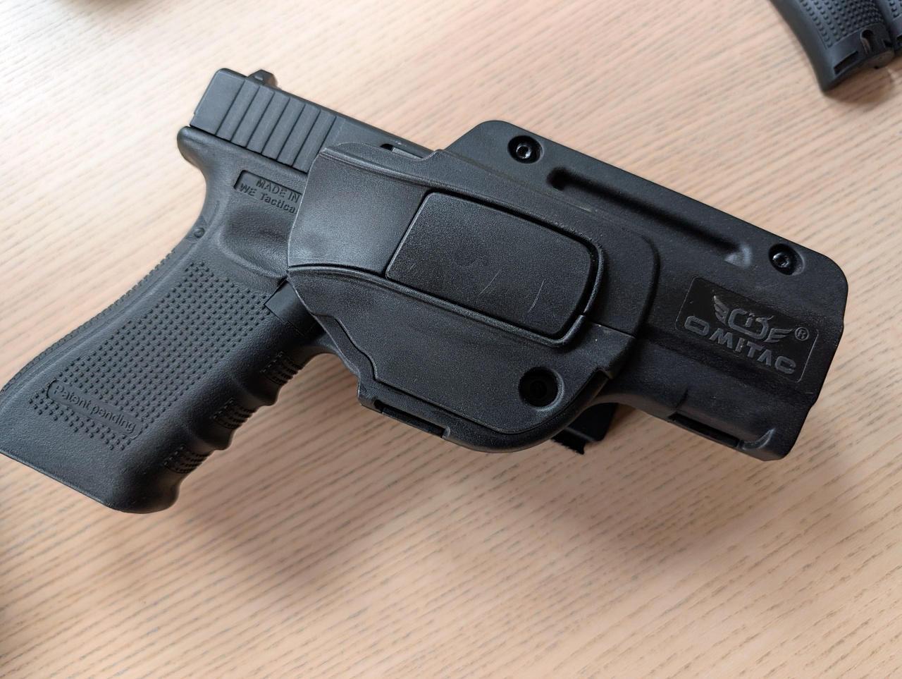 WE Glock 17 4 Gen + 2 magi + walizka + gas + kabura
