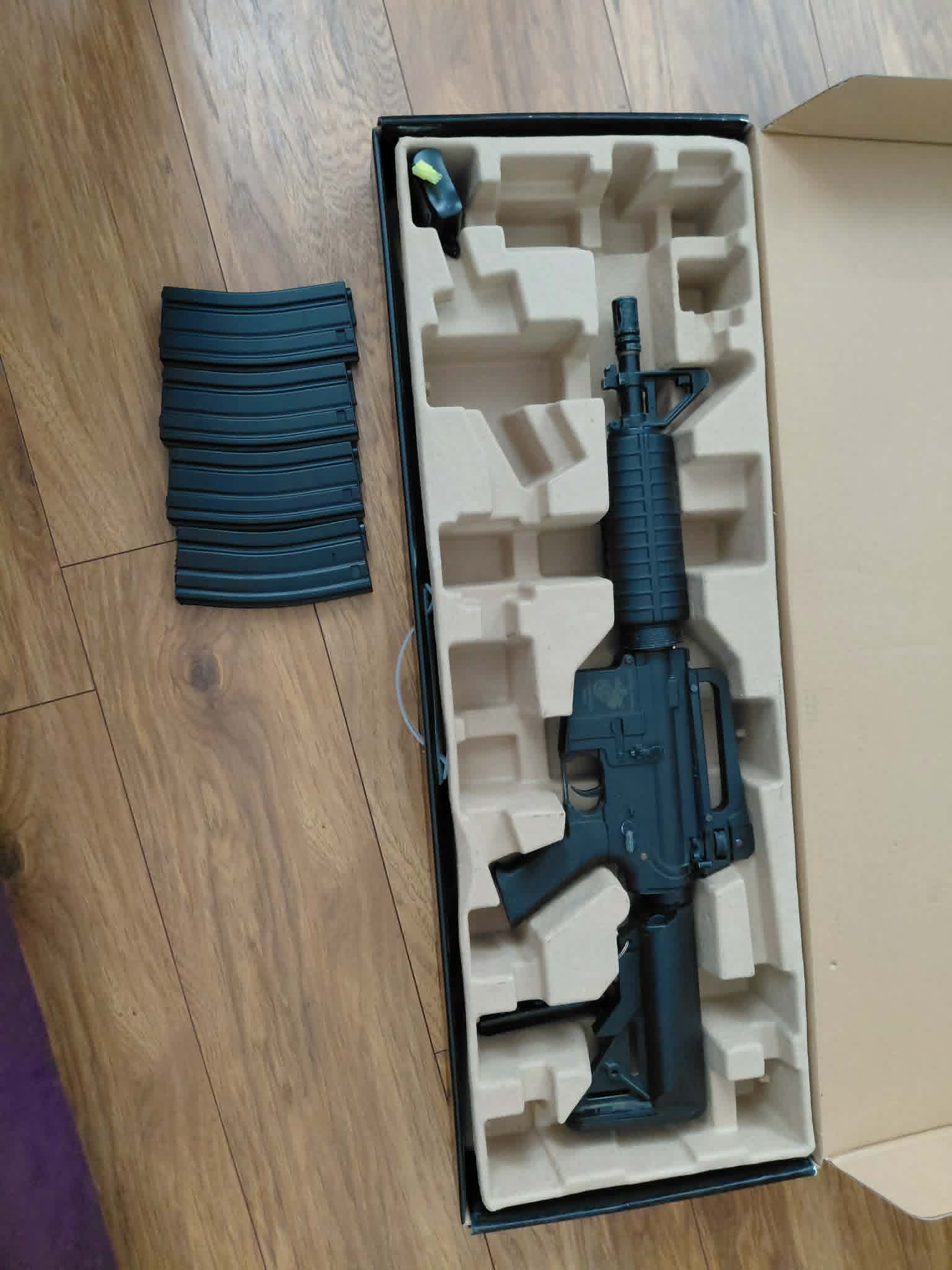 Zestaw replika Specna Arms SA-CO2, z 4 magazynkami, ładowarką i baterią.