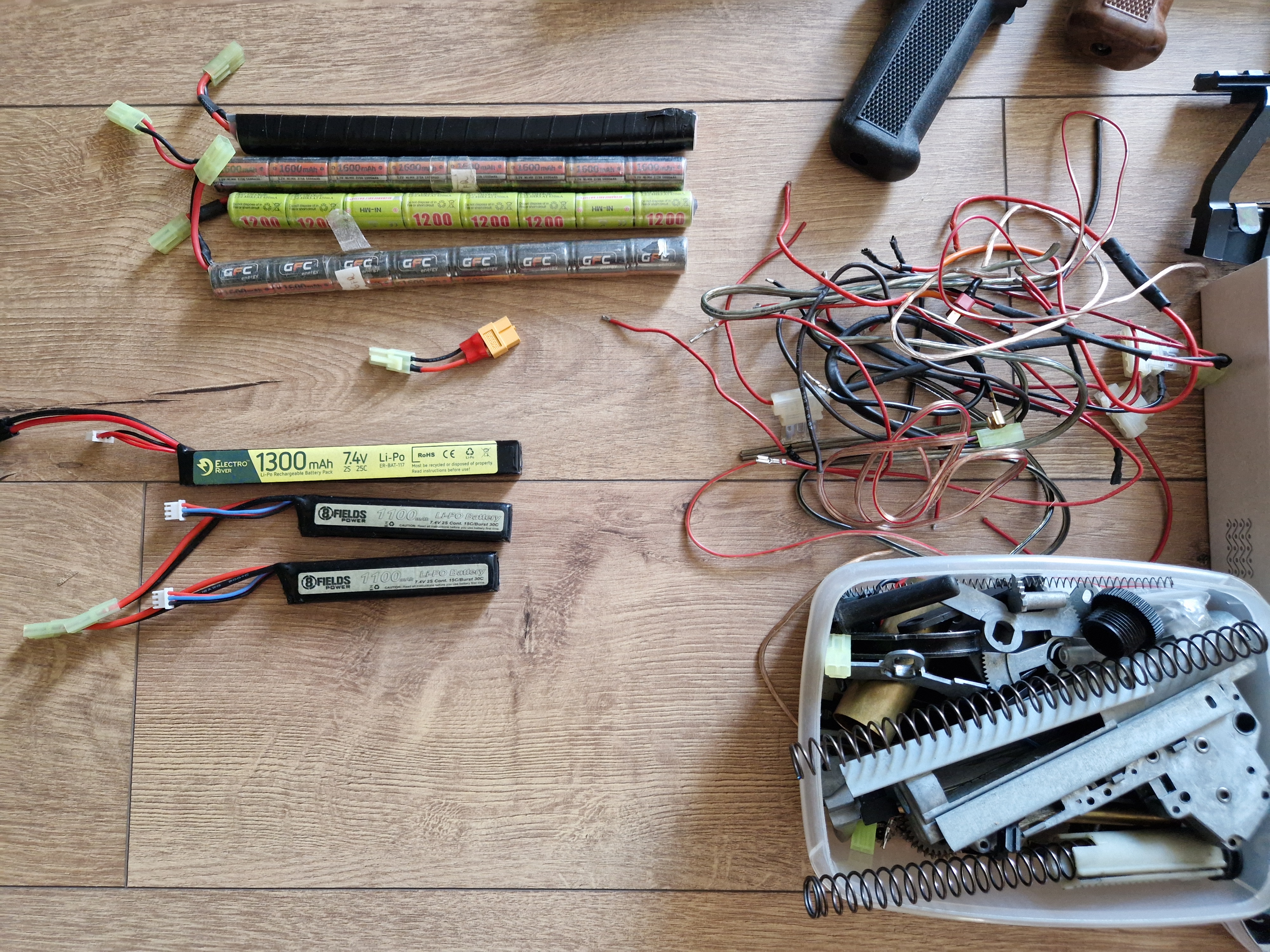 Cały zestaw! Uszkodzona replika Boyi RK-01 W + pistolet + magazynki + akumulatory + części do gearboxa