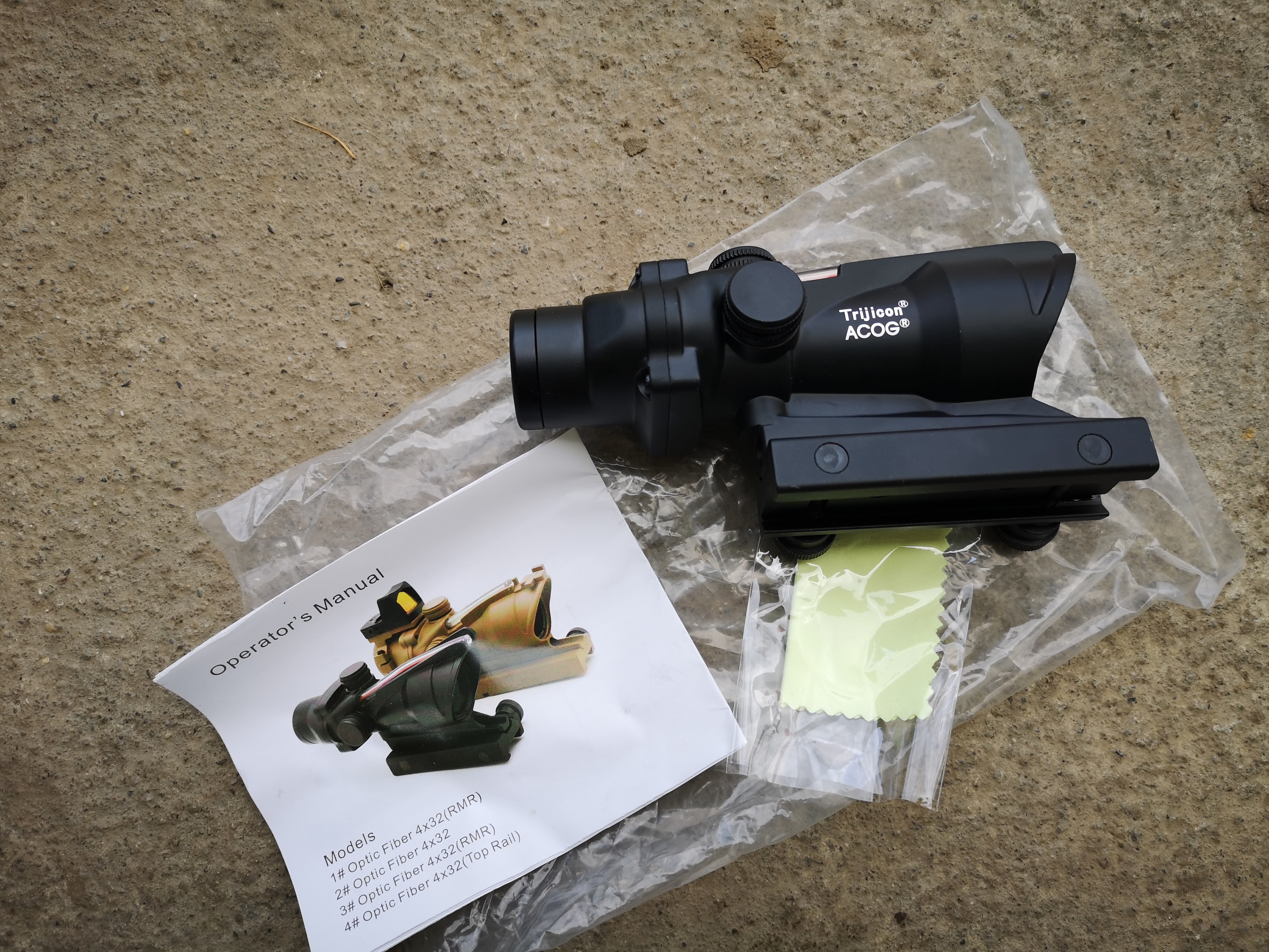 Luneta ACOG 4x działający światłowód chevron czerwony