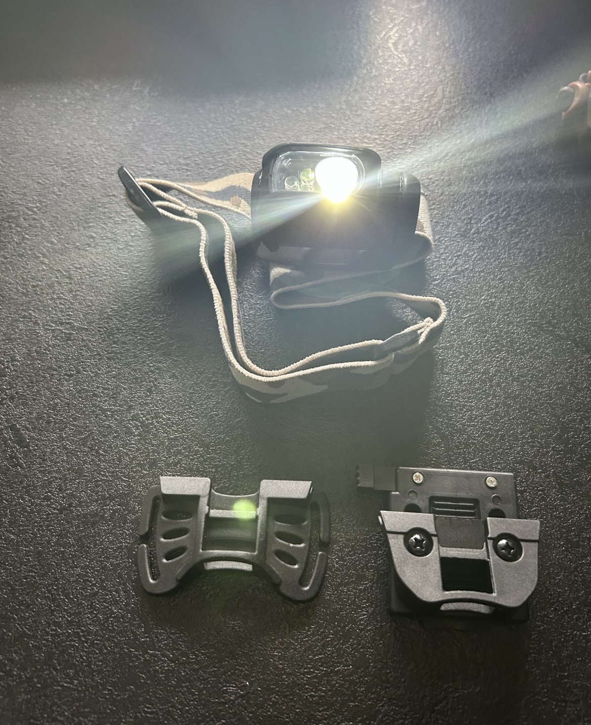 Latarka czołowa lub na hełm i czapkę cr123 z trybem IR NV