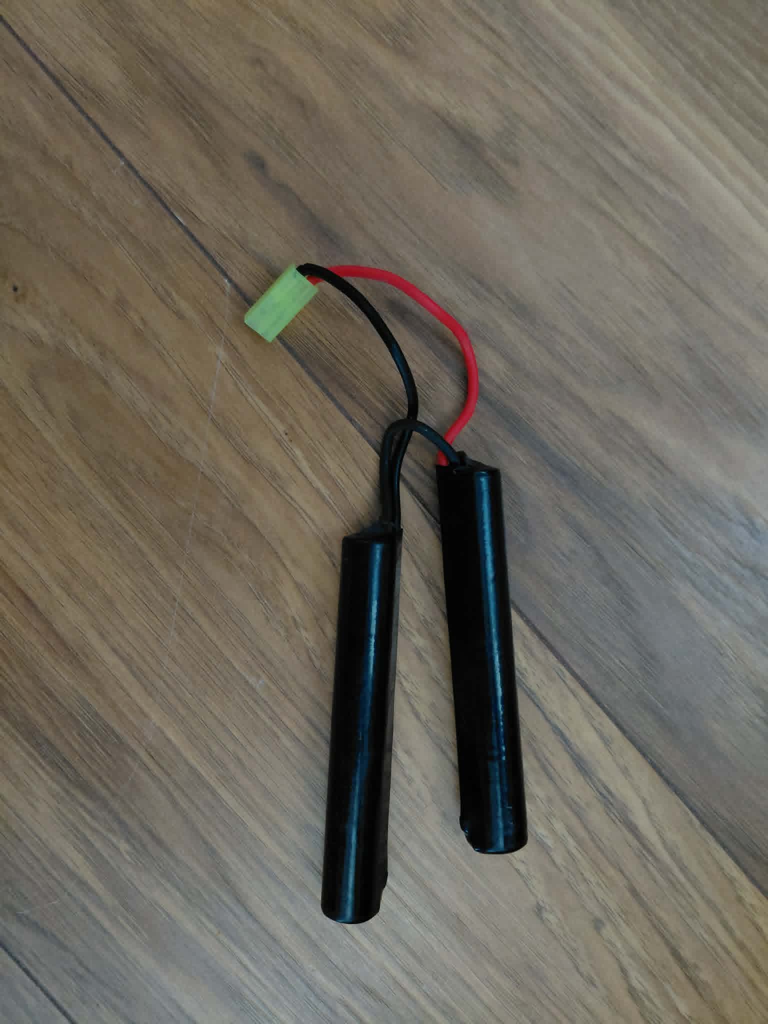 Zestaw replika Specna Arms SA-CO2, z 4 magazynkami, ładowarką i baterią.