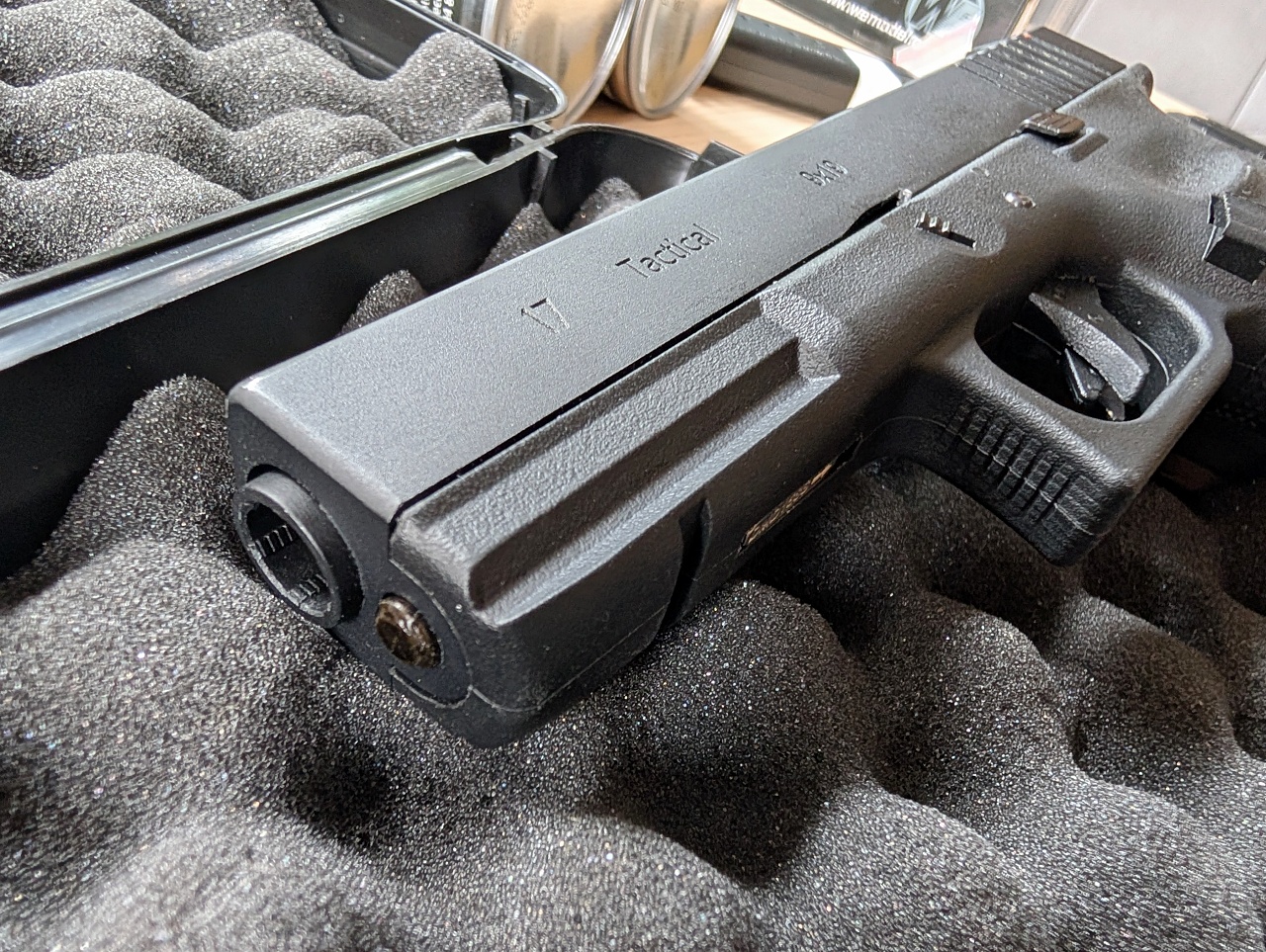 WE Glock 17 4 Gen + 2 magi + walizka + gas + kabura