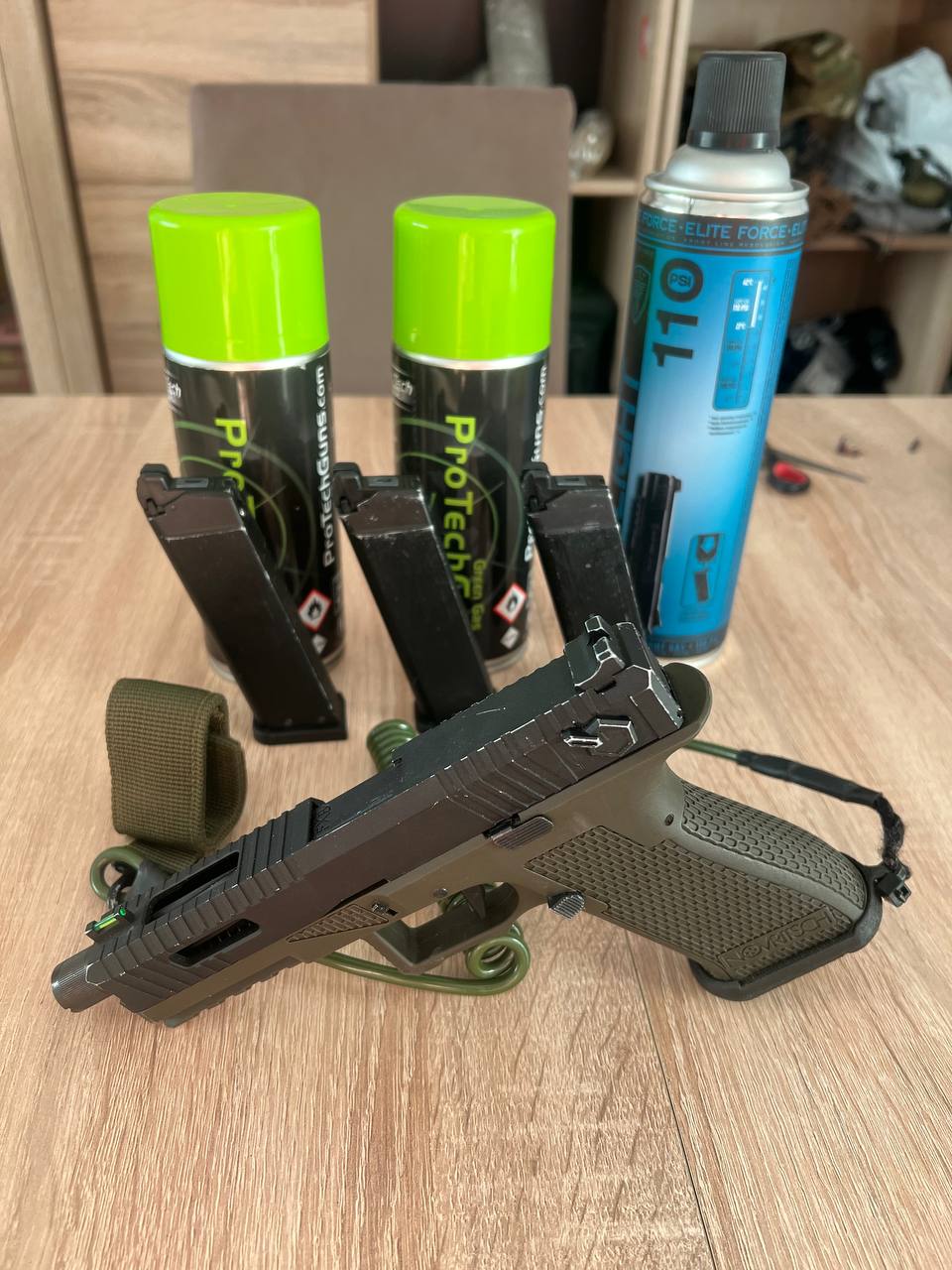 ASG Novritsch SSP18 Green Gas / CO2 + 4 magazynki + gaz + smycz