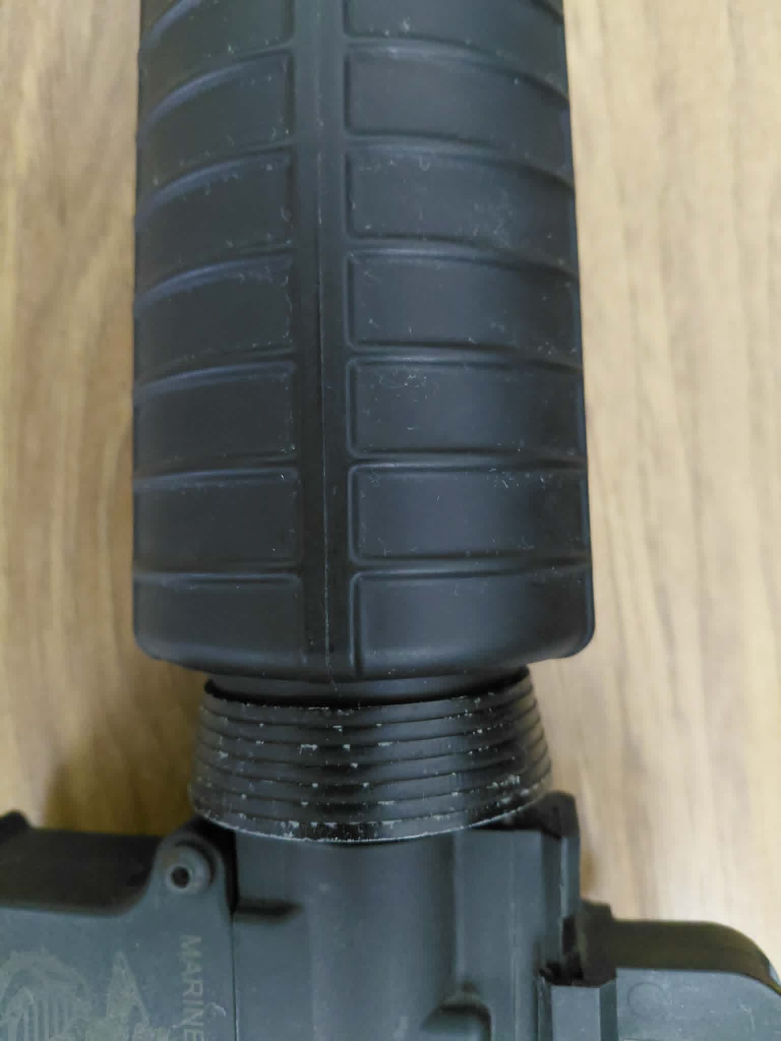 Zestaw replika Specna Arms SA-CO2, z 4 magazynkami, ładowarką i baterią.