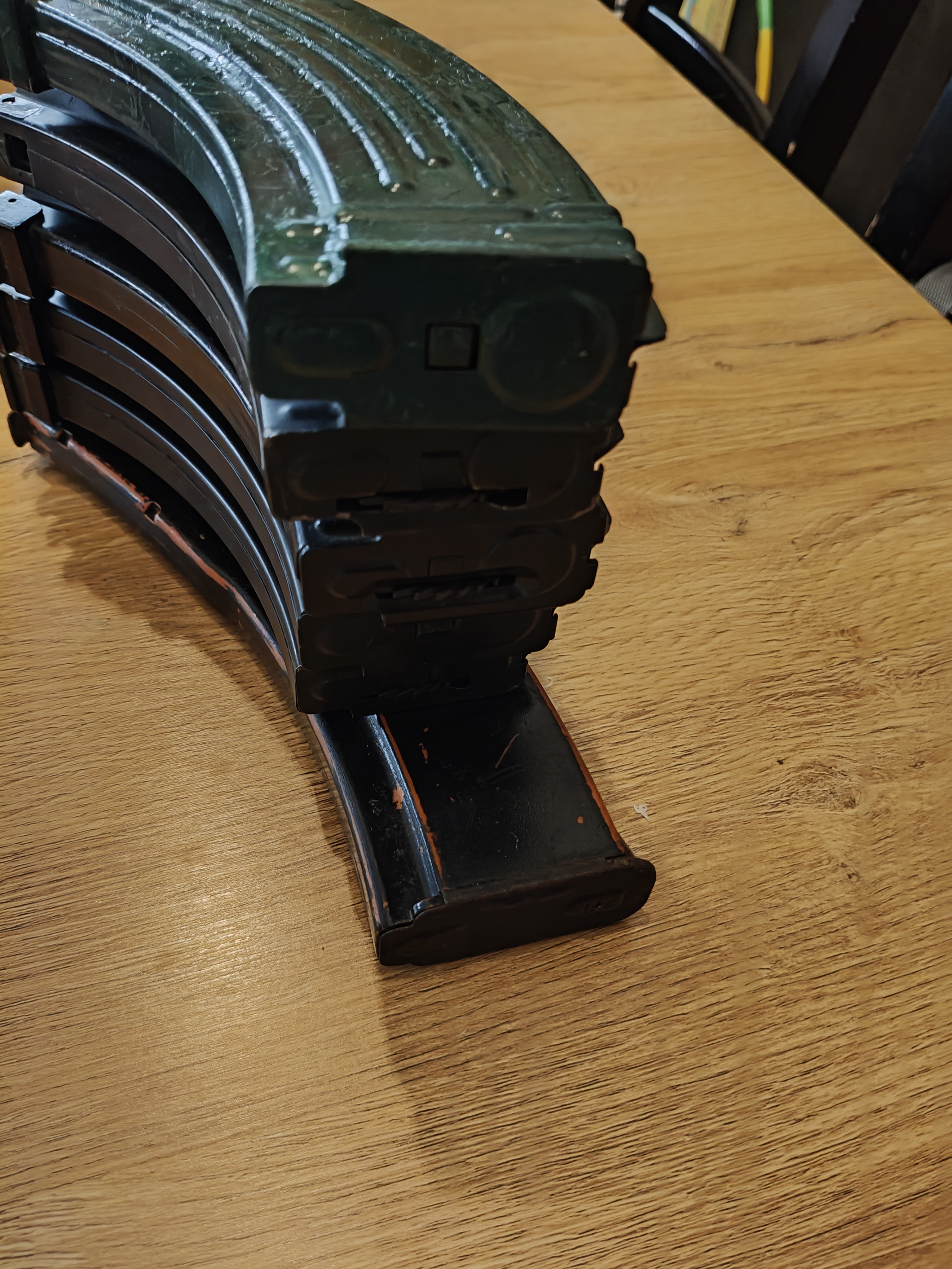Złom magazynków AK