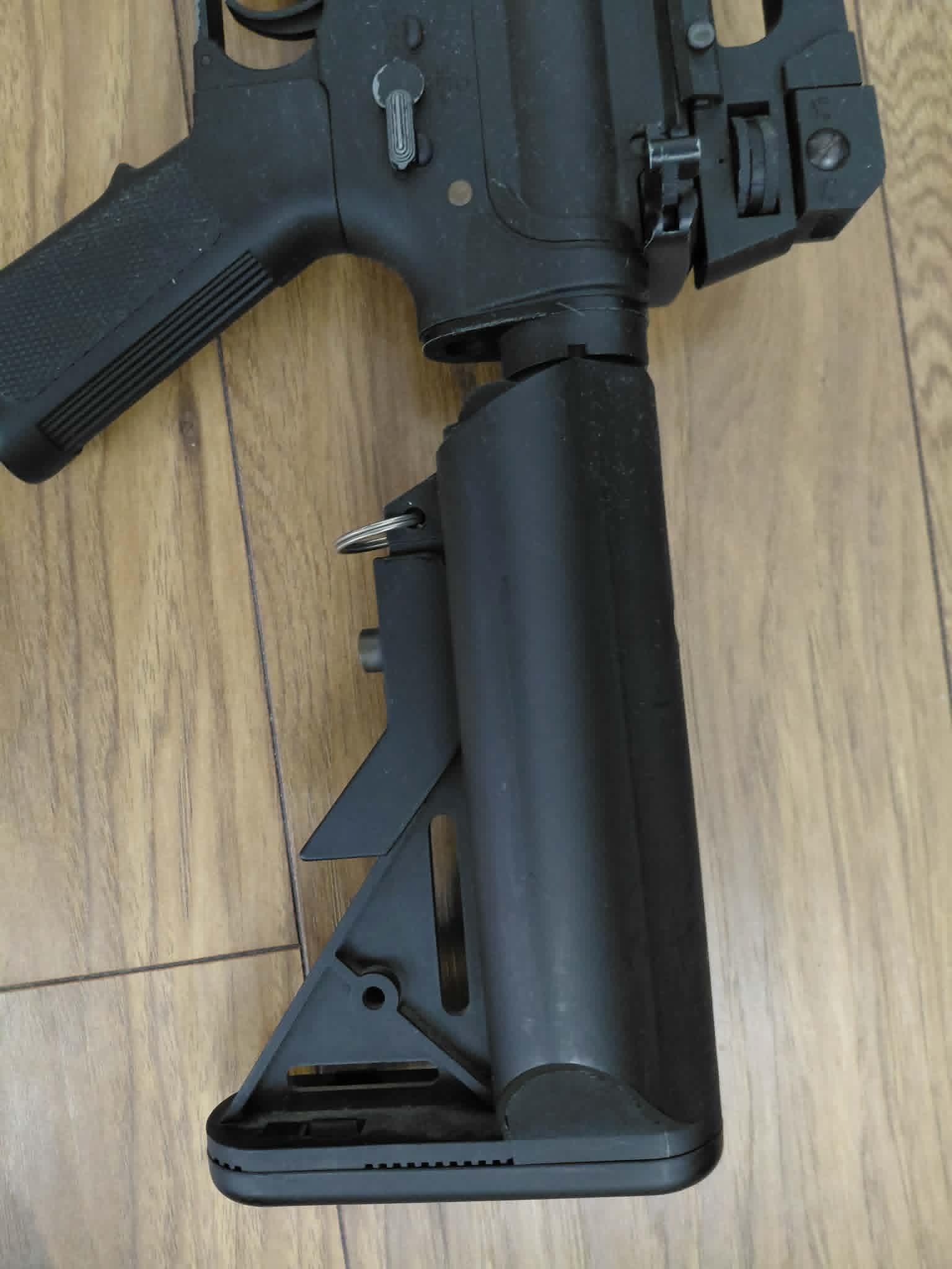 Zestaw replika Specna Arms SA-CO2, z 4 magazynkami, ładowarką i baterią.