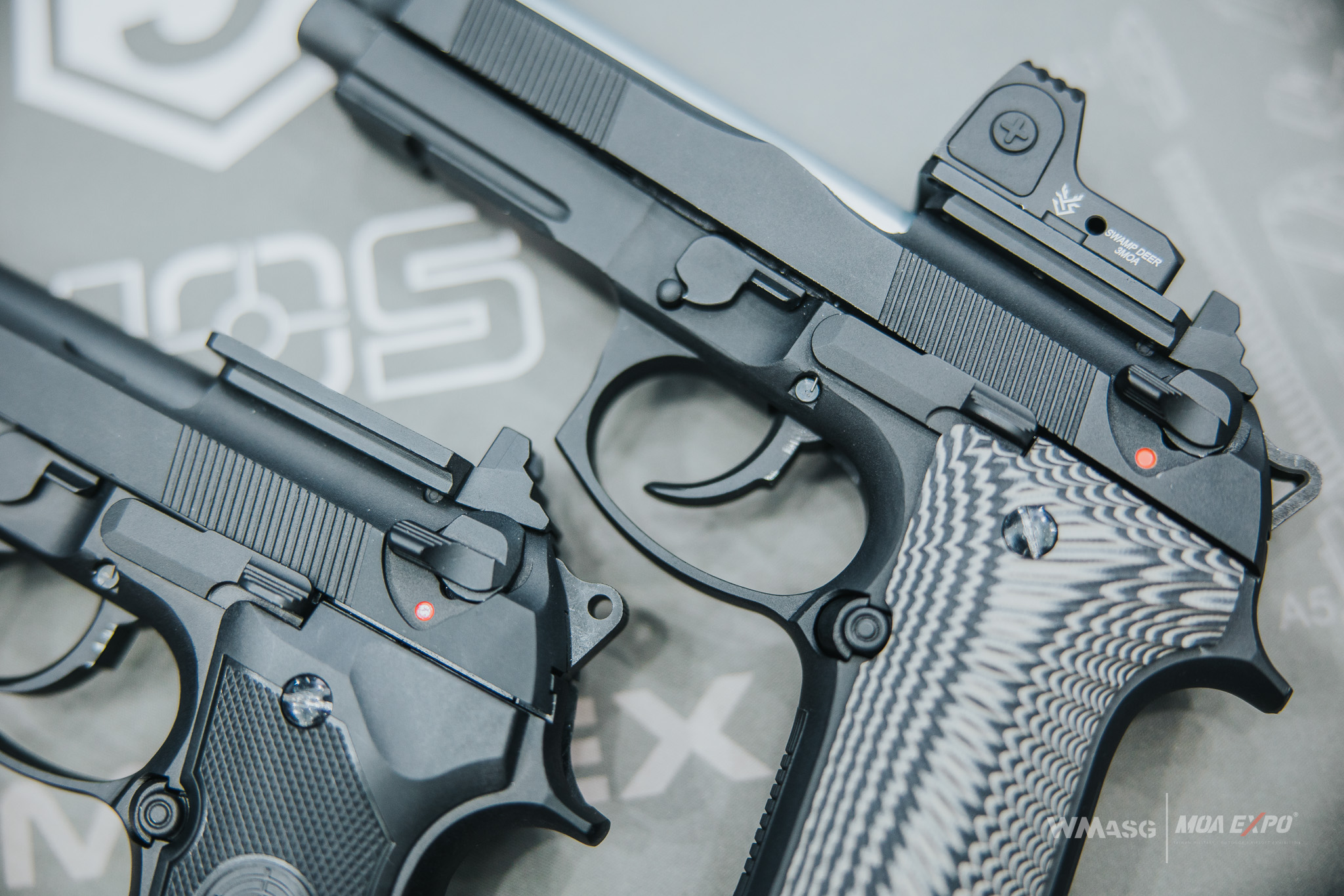 Star Rainbow Company z gazowymi replikami