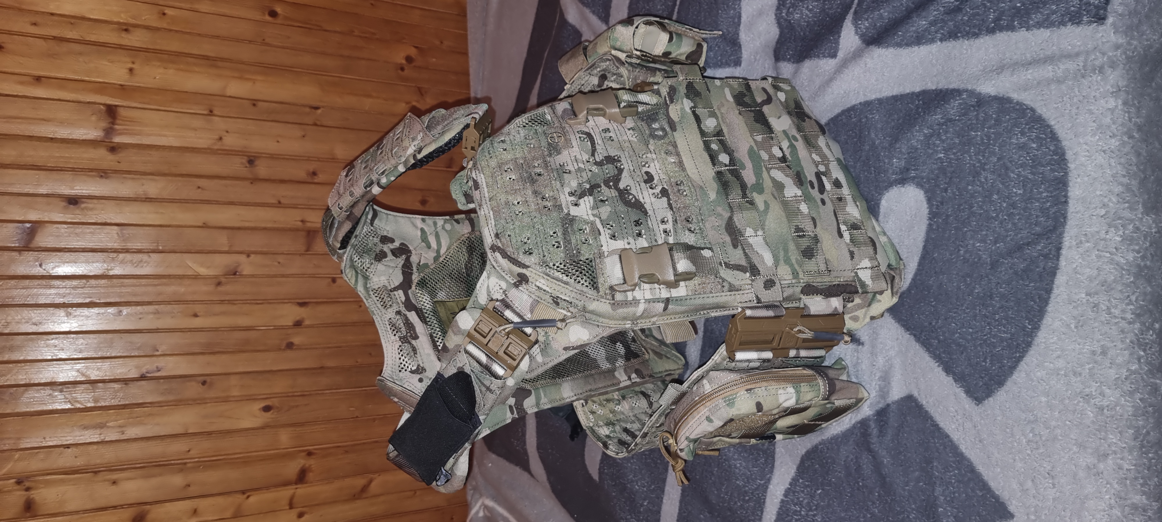 Novritsch plate carrier + hełm multicam.