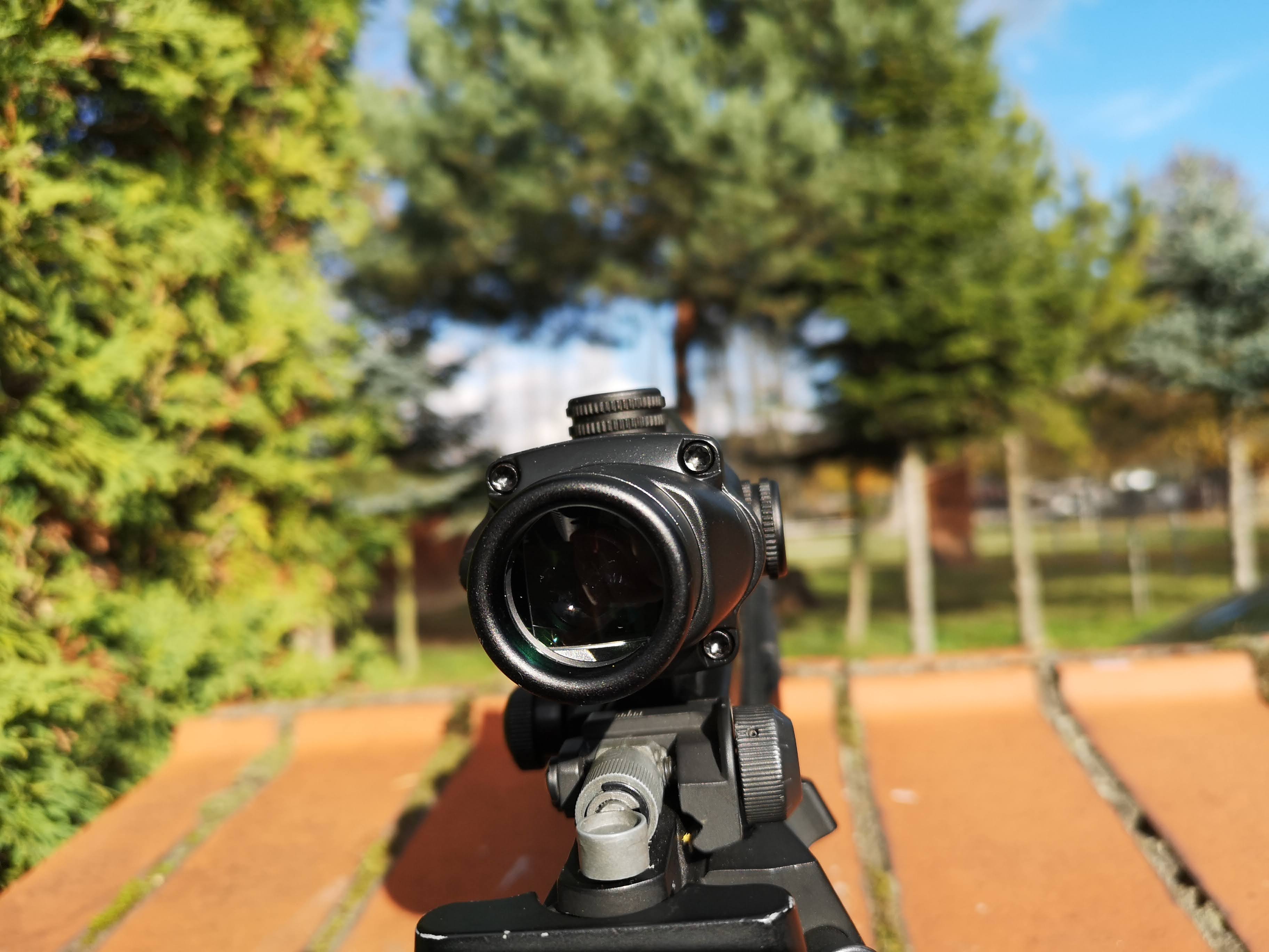 Luneta ACOG 4x działający światłowód chevron czerwony