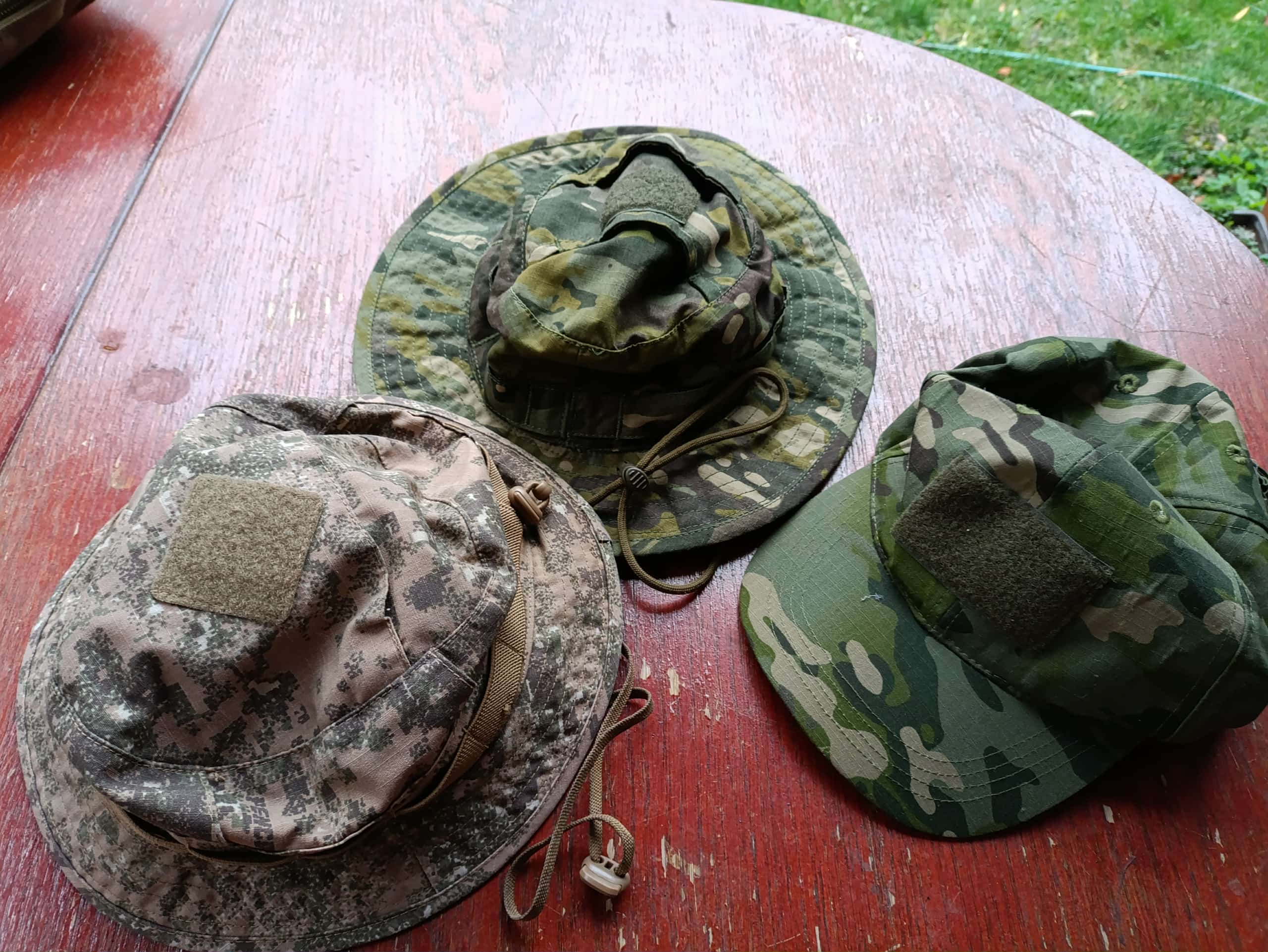 Dwa kapelusze i czapka, multicam tropic, rozmiar M