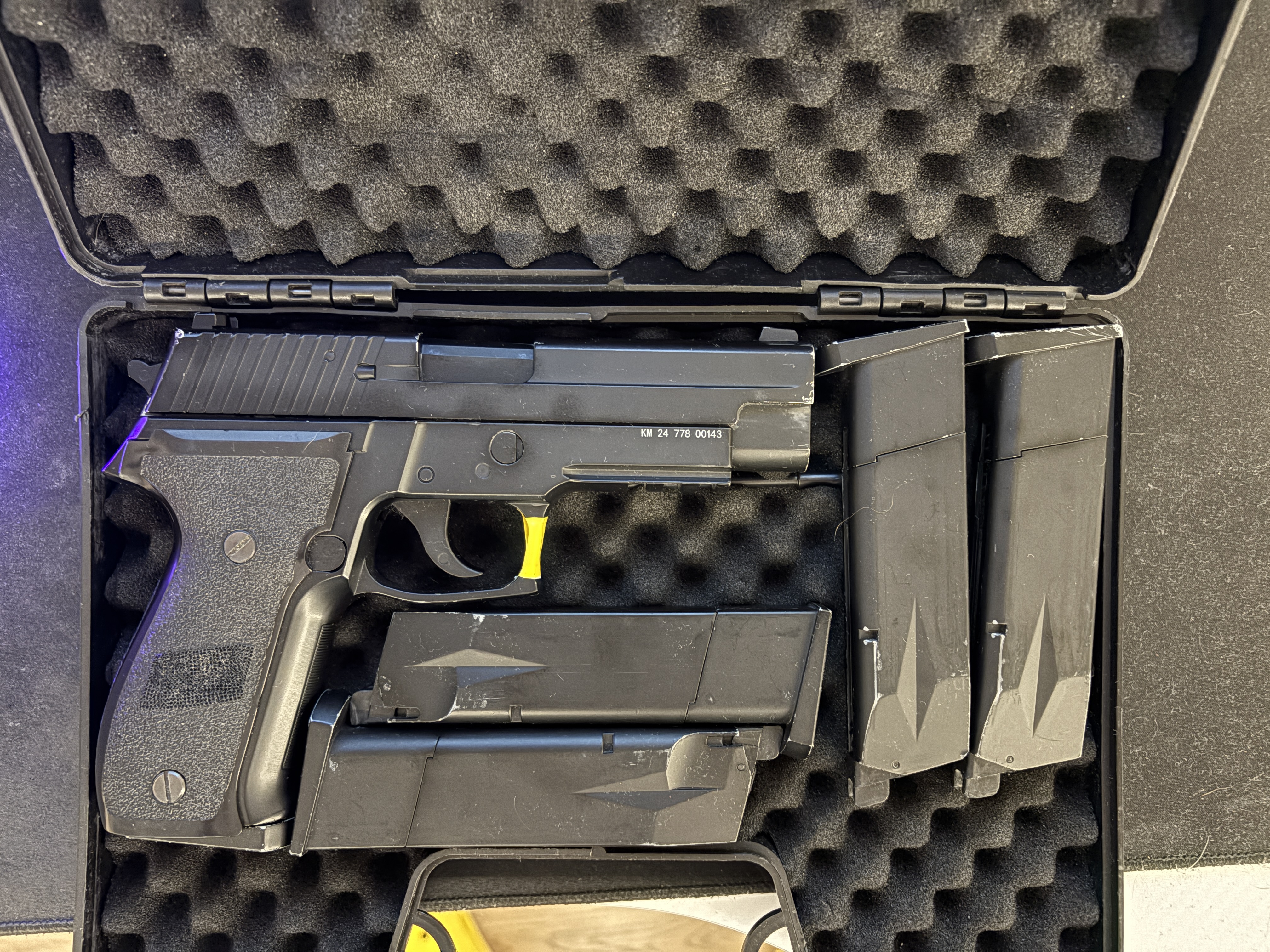 Double Bell P226 pistol replica (778) + 4 magazynki (jeden niedziałający)