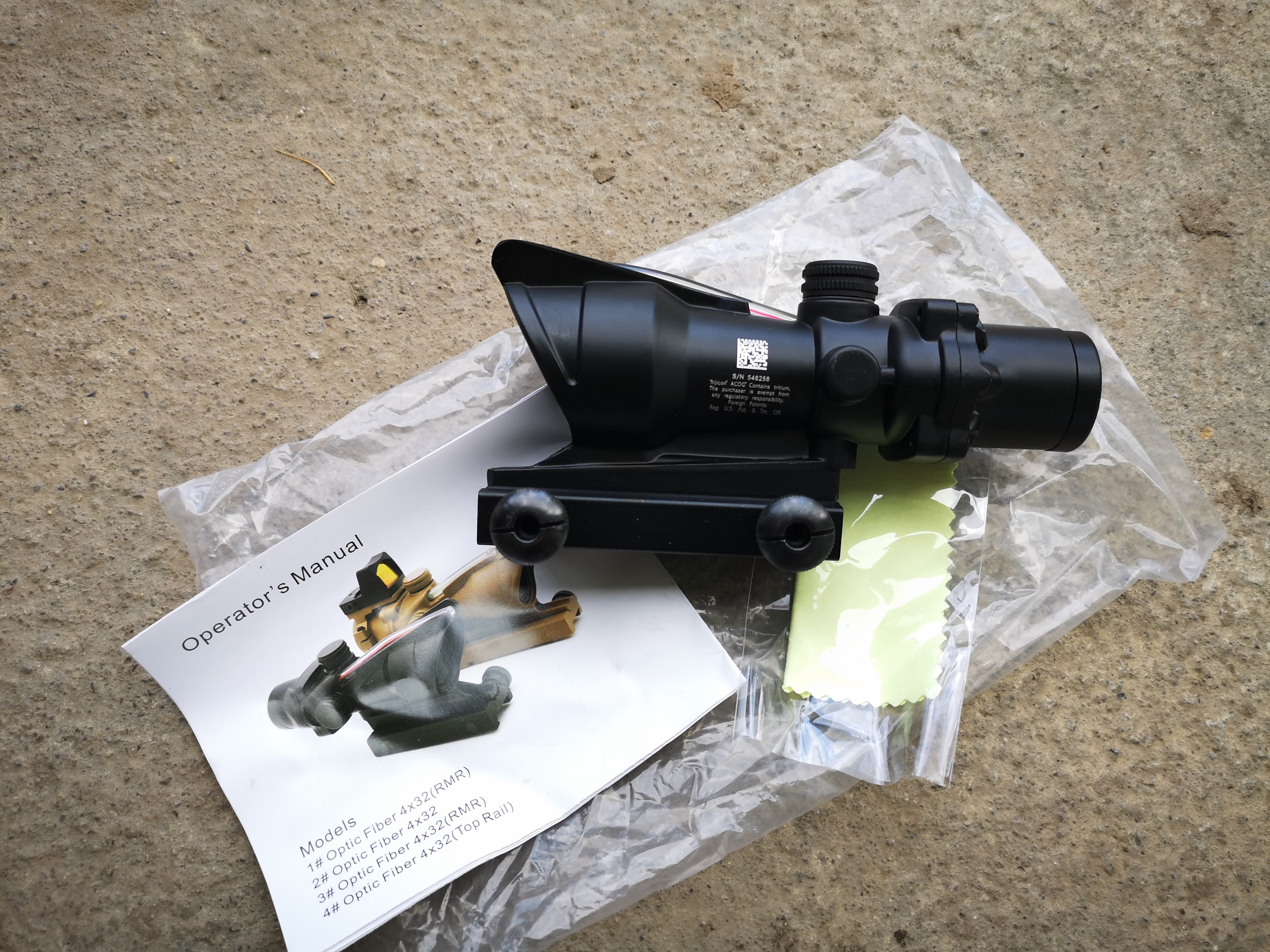 Luneta ACOG 4x działający światłowód chevron czerwony