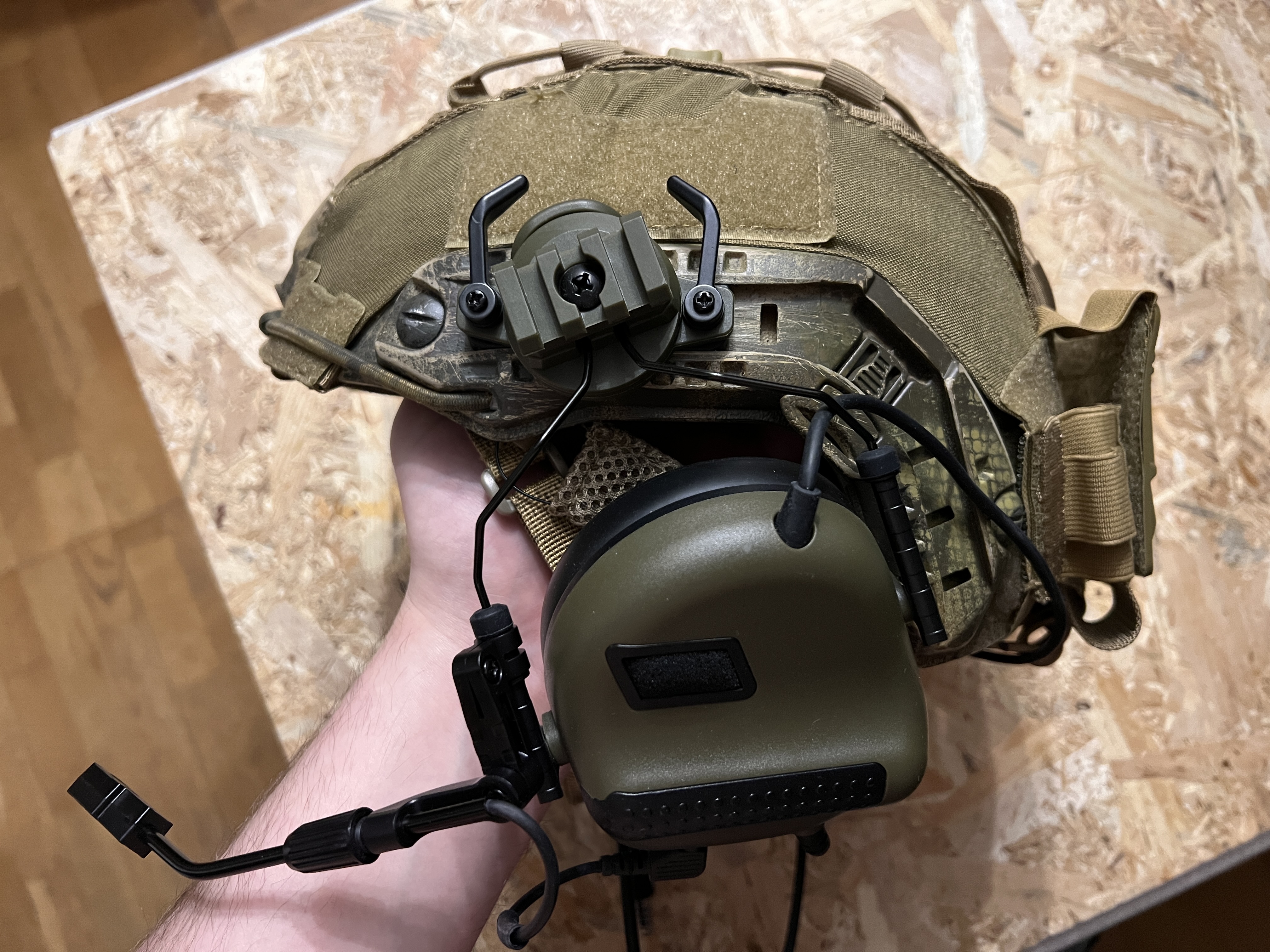 Hełm FAST z fasunkiem Team Wendy, słuchawkami aktywnymi i pokrowcem