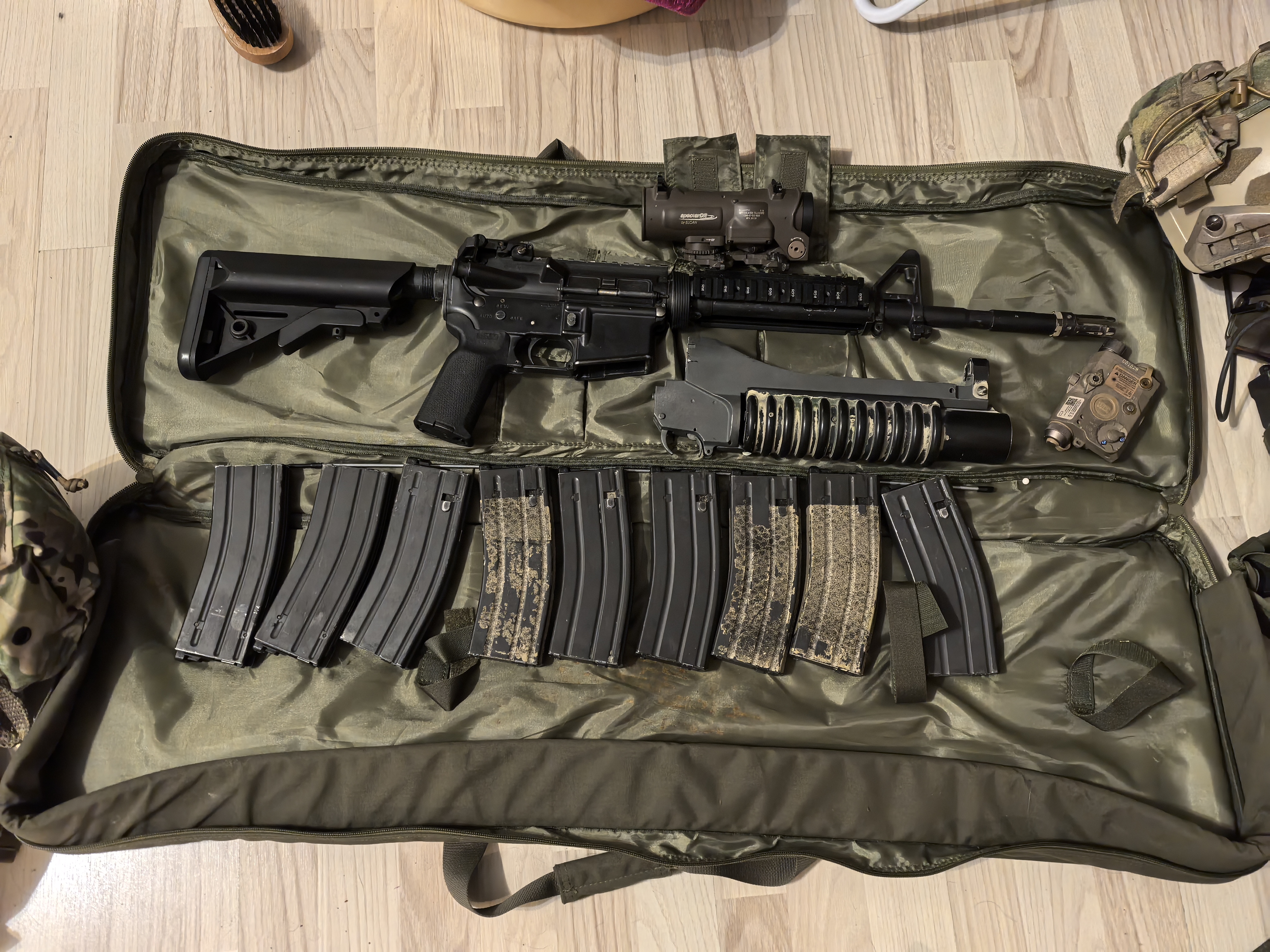 Zestaw Tokyo Marui M4 GBB z 9 mgami i akcesoriami