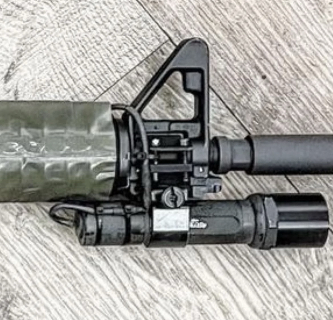 Latarka CAR15 CAG Delta GWOT Seals Grom Surefire 6p
