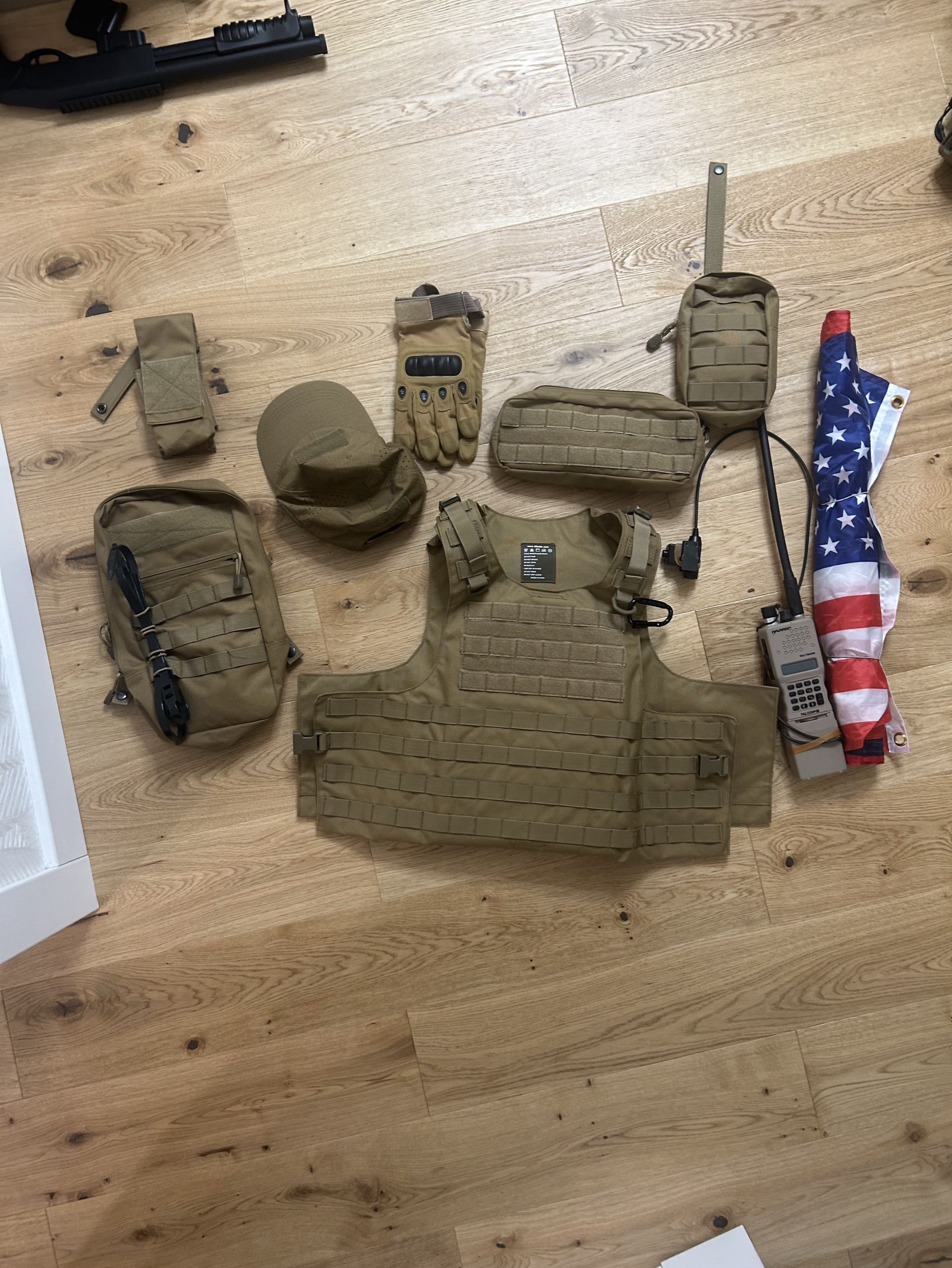 Zestaw kamizelek, hełmów, akcesoriów oraz M4 11,5" SOPMOD S&T