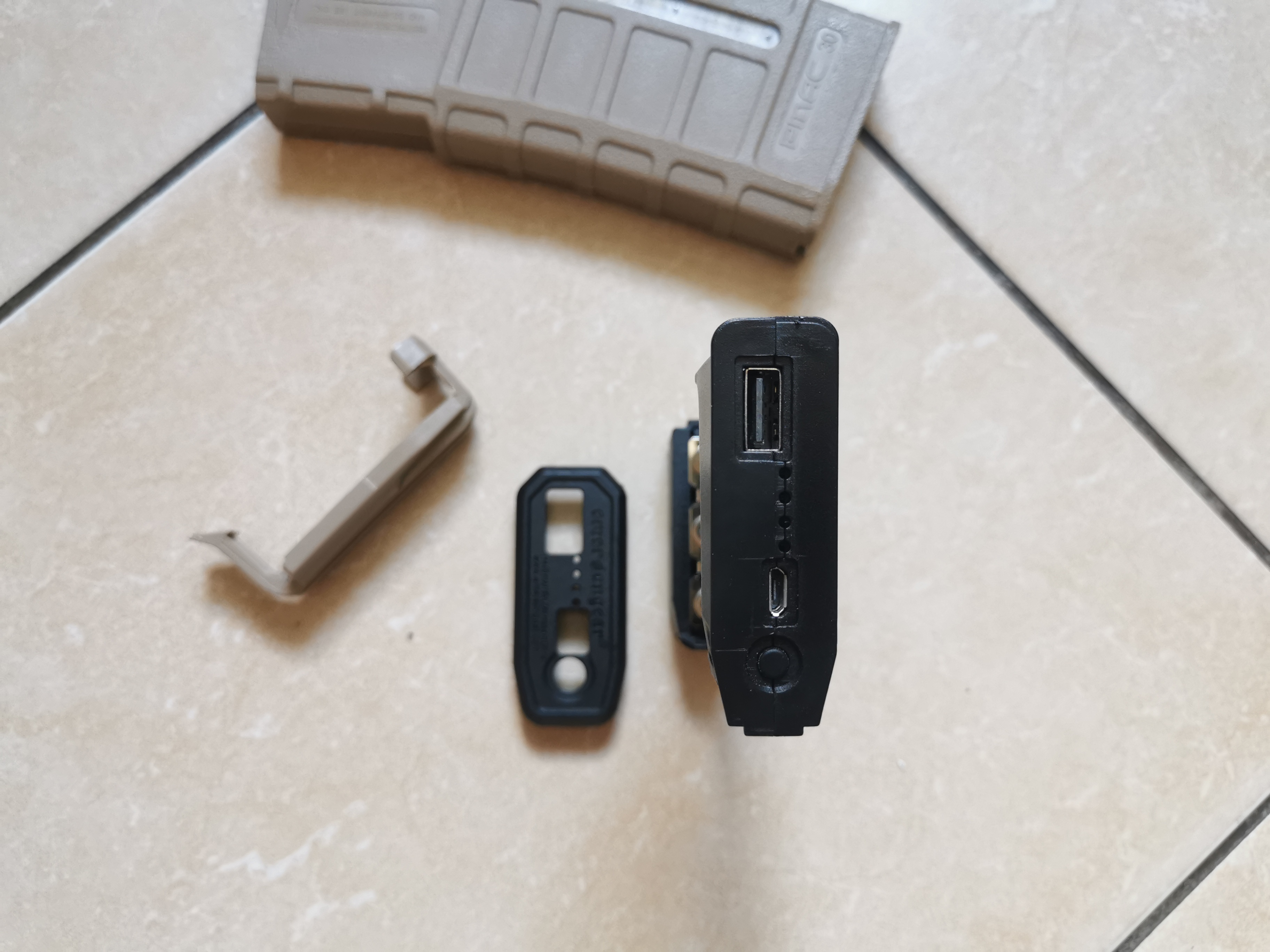 Powerbank w kształcie magazynka PMAG (UWAGA BRAK OGNIW W ŚRODKU)