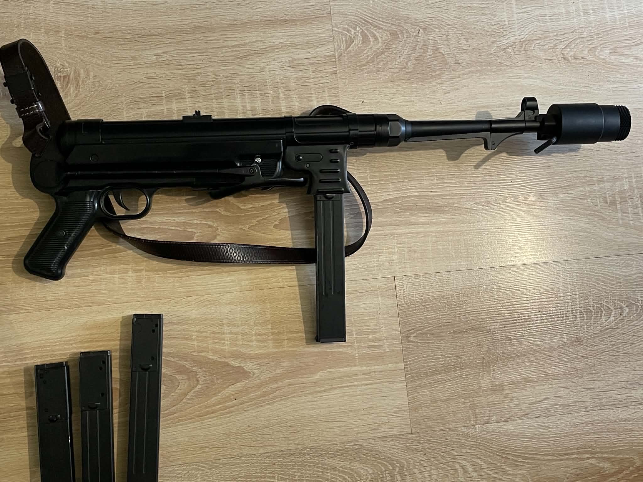 MP40 AEG stalowe S&T + 3 magi + tłumik + pas i ładownica