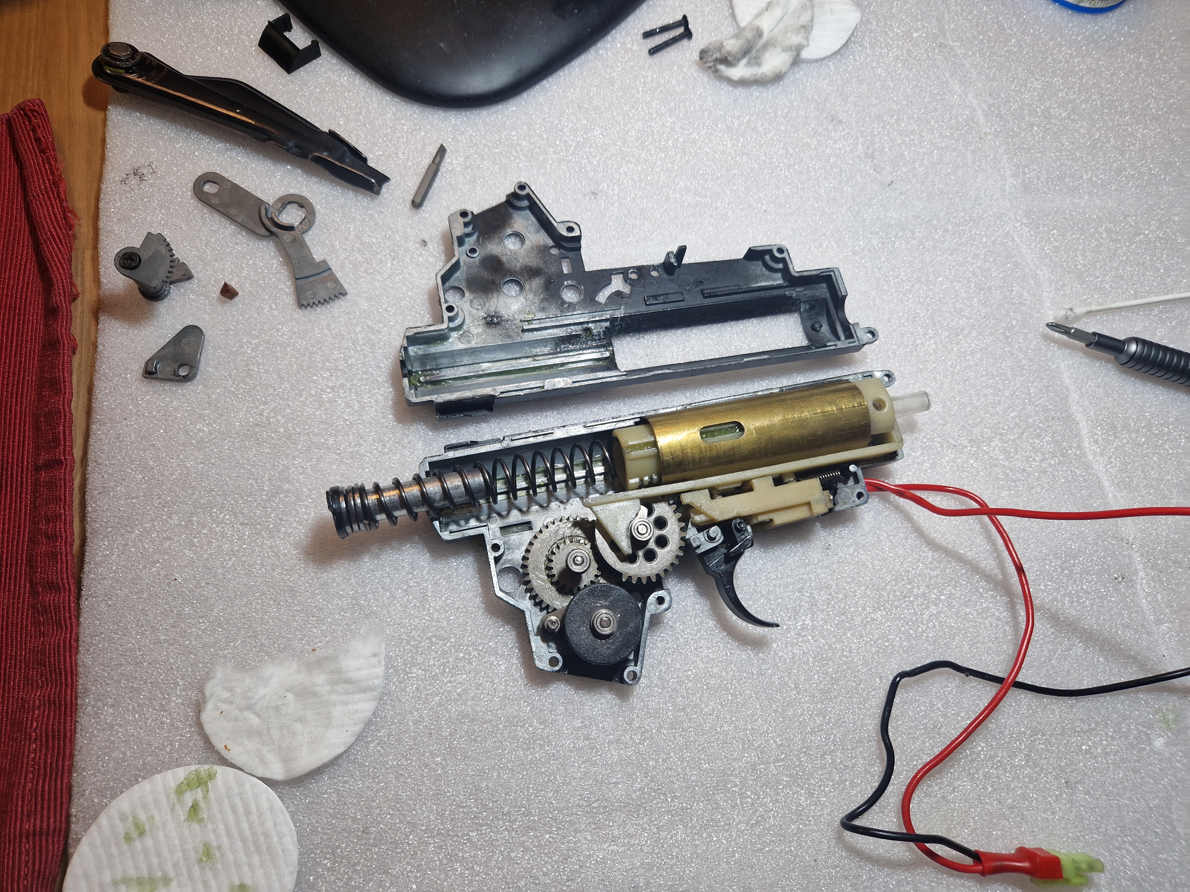 Cały zestaw! Uszkodzona replika Boyi RK-01 W + pistolet + magazynki + akumulatory + części do gearboxa