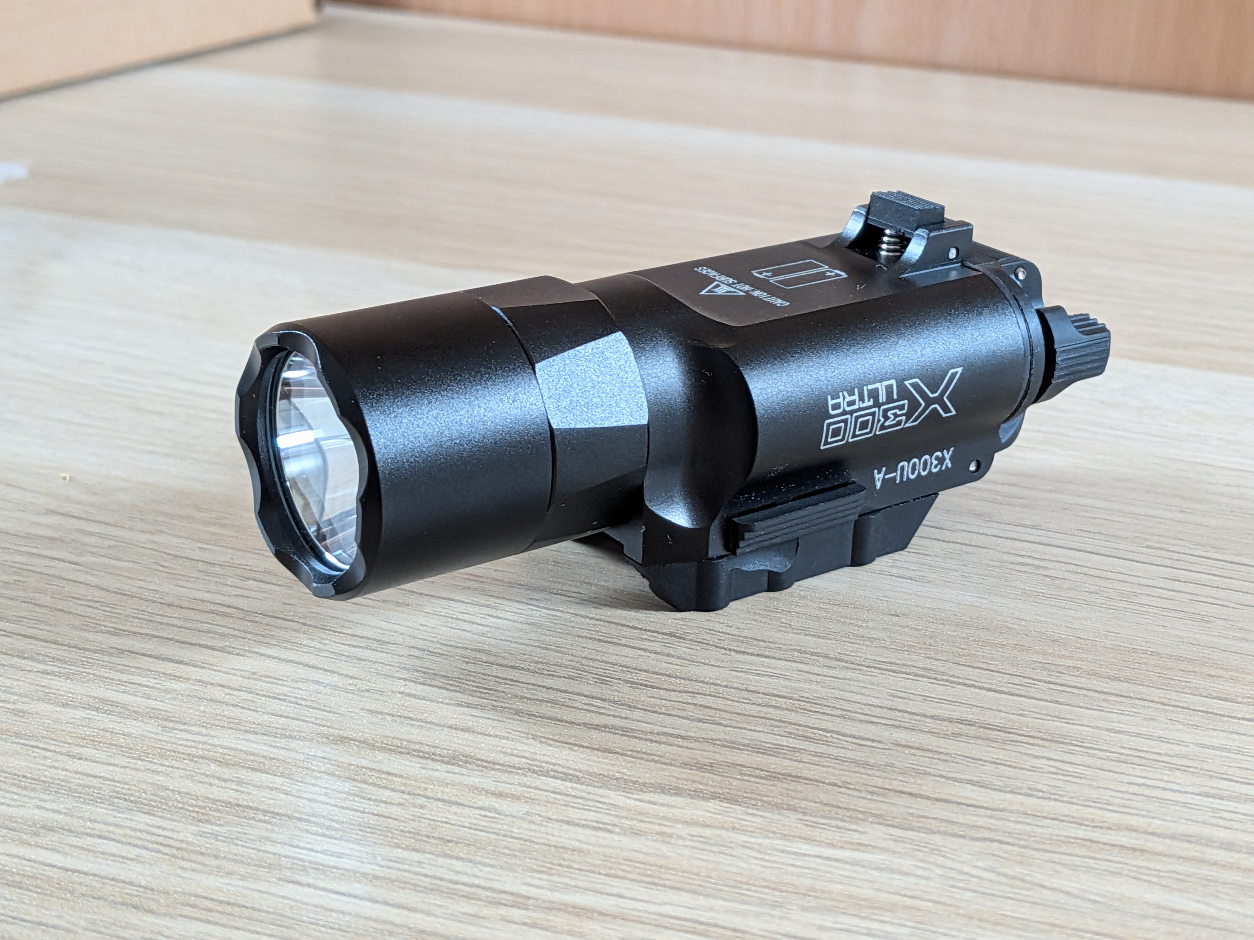 Latarka taktyczna Surefire X300 (wierna kopia)
