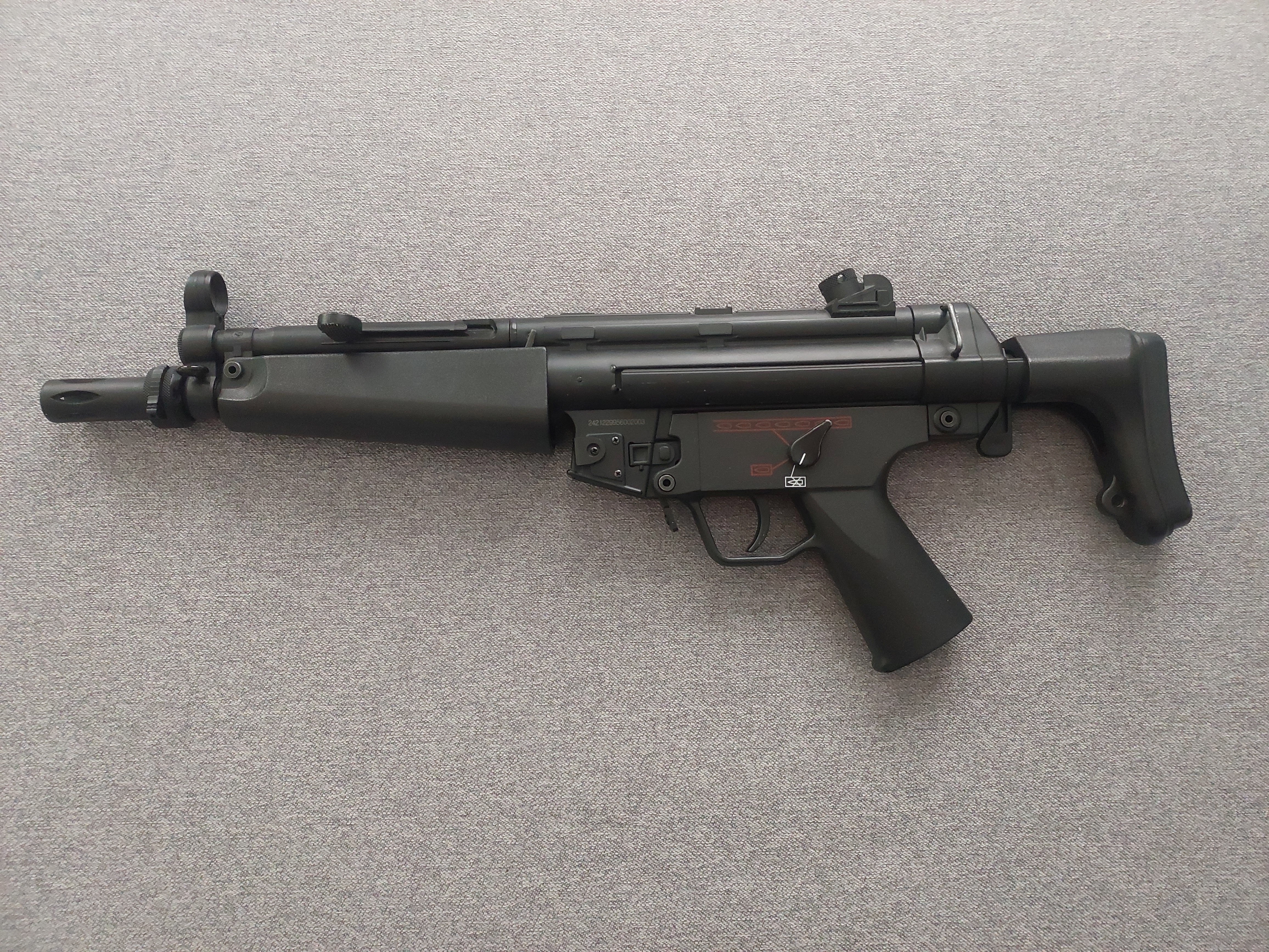 Zestaw Replika MP5 firmy J.G. model J.G. 0.69 + magazynki + bateria + ładownica
