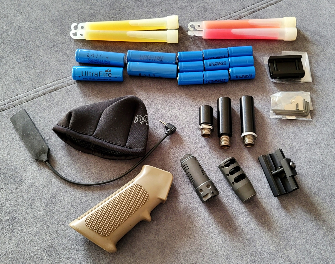 !LICYTACJA BEZ CENY MINIMALNEJ! TŁUMIKI PŁOMIENIA, BĄCZEK DWÓJNÓG, MONTAŻ KOLIMATORA, CHWYT, BATERIE