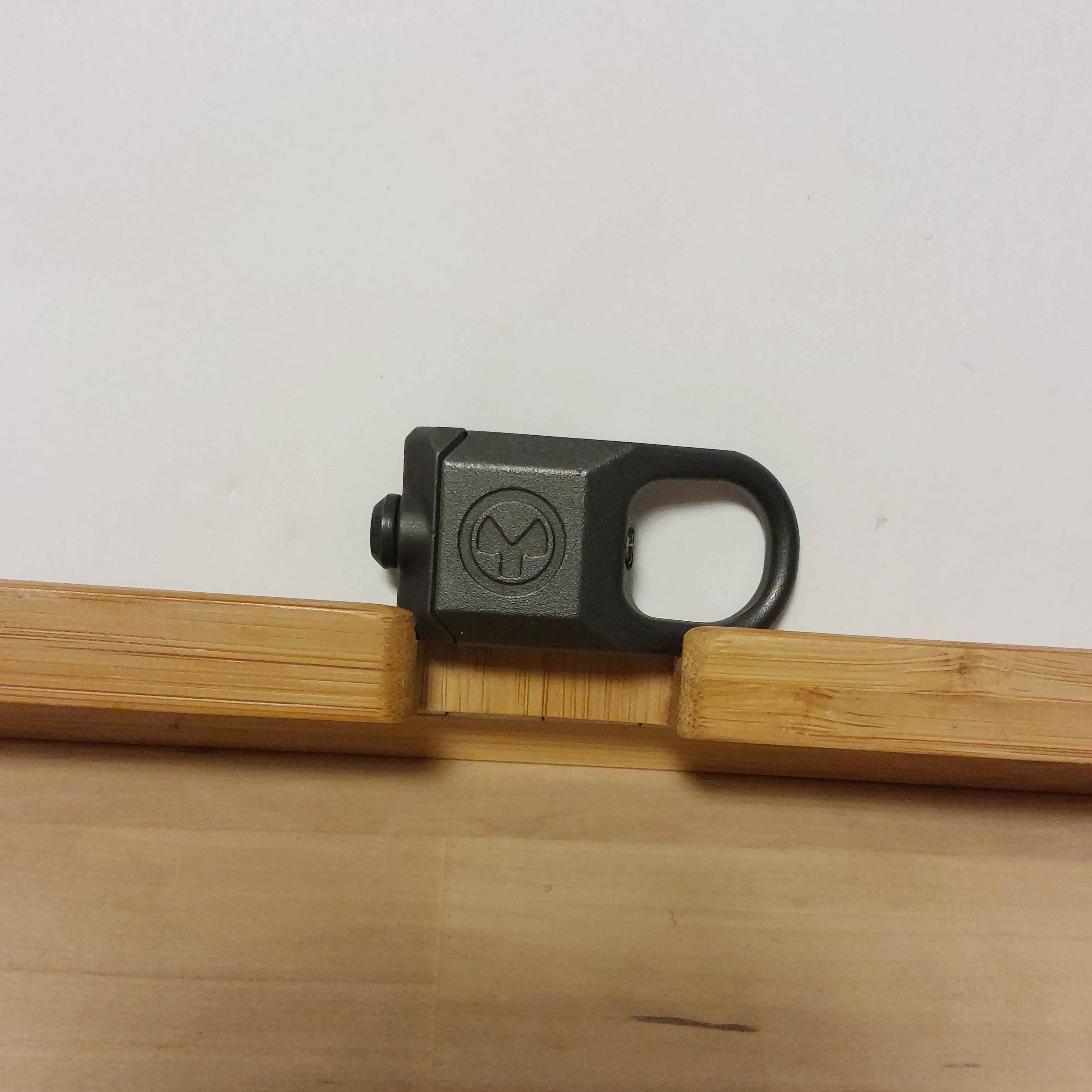 Magpul RSA MAG502 czarny - montaż zawieszenia na szynę RIS Picatinny