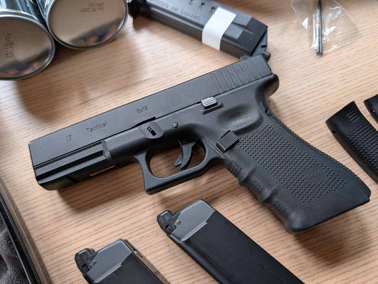WE Glock 17 4 Gen + 2 magi + walizka + gas + kabura
