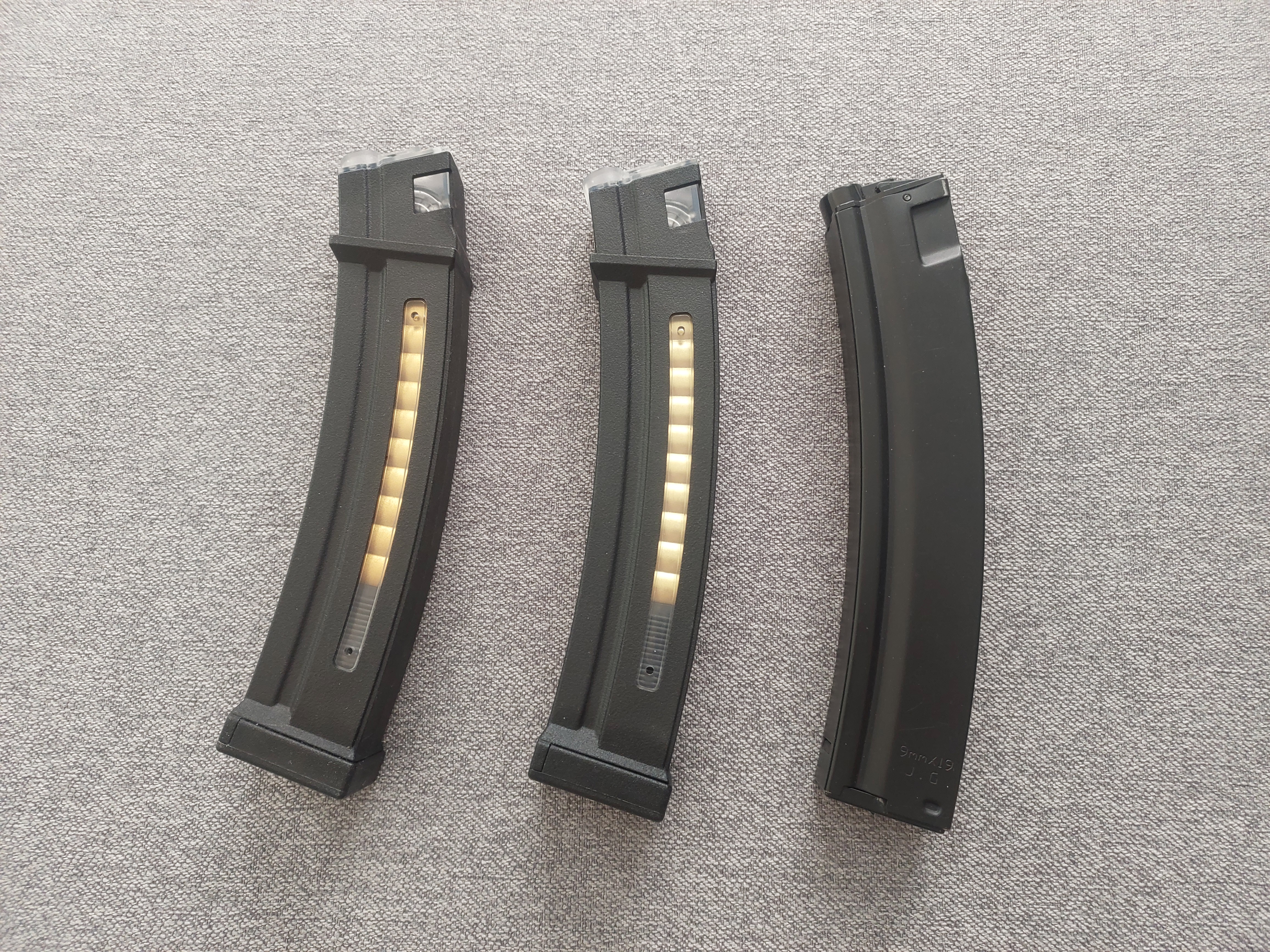 Zestaw Replika MP5 firmy J.G. model J.G. 0.69 + magazynki + bateria + ładownica