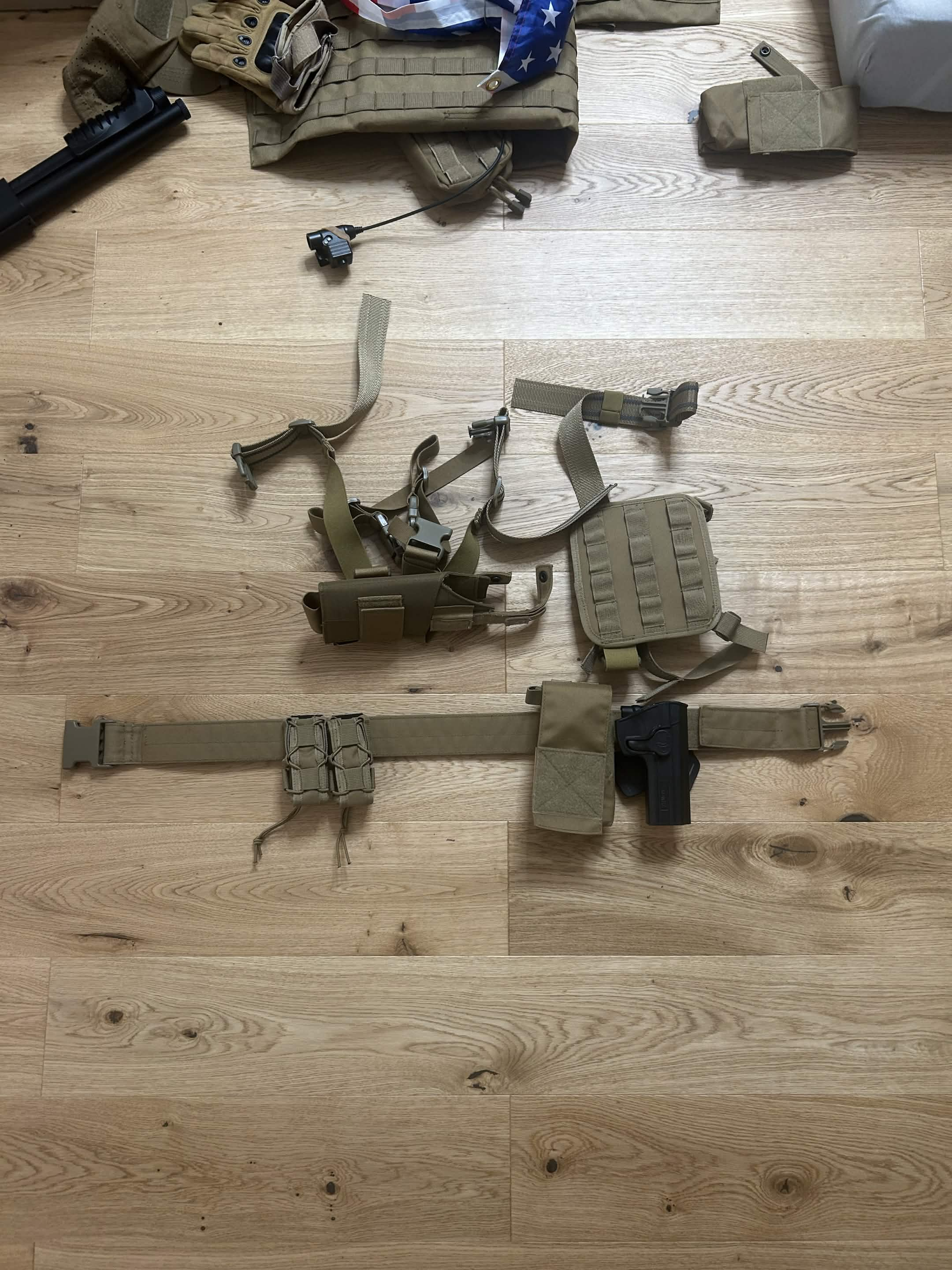 Zestaw kamizelek, hełmów, akcesoriów oraz M4 11,5" SOPMOD S&T