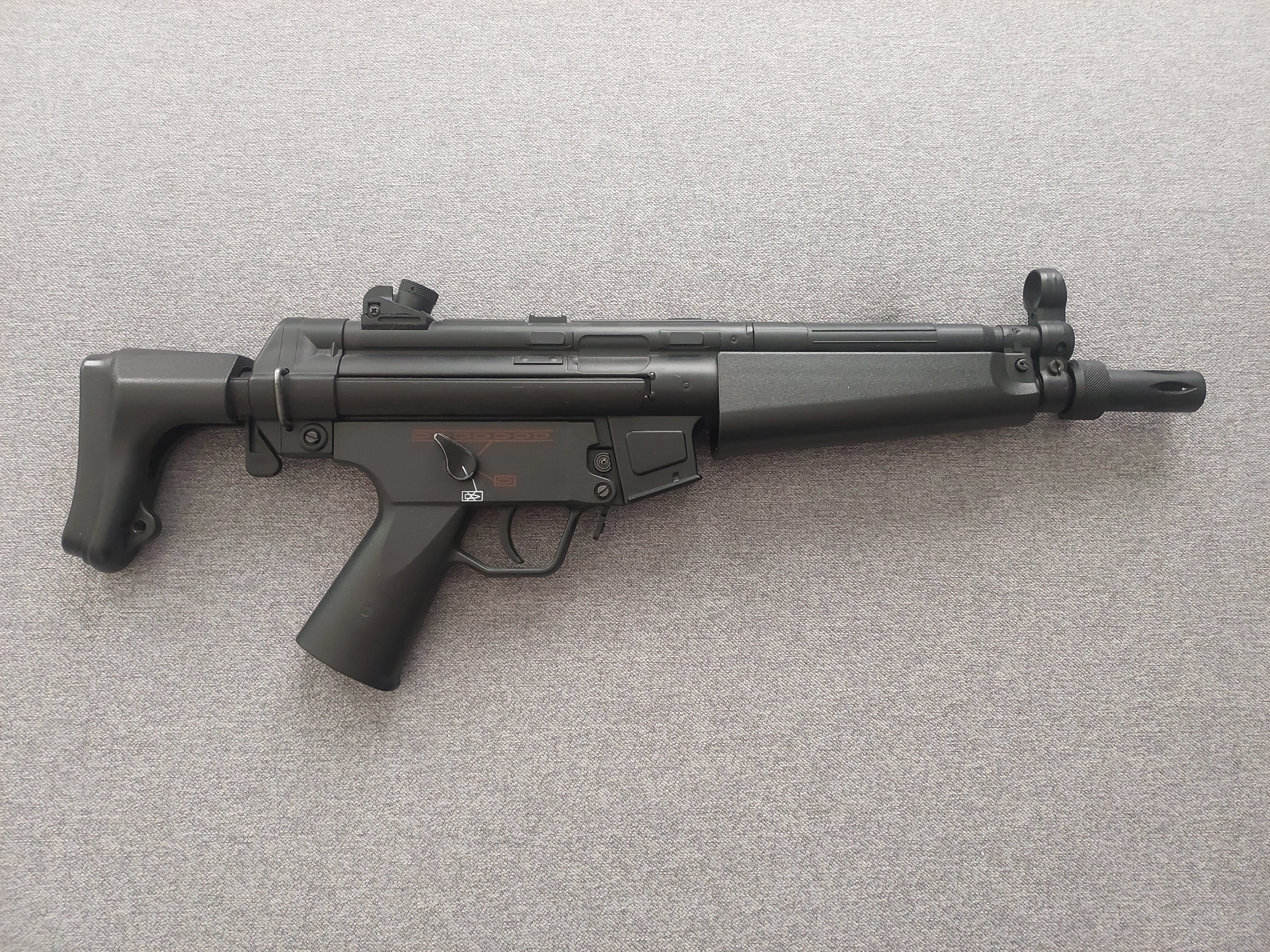 Zestaw Replika MP5 firmy J.G. model J.G. 0.69 + magazynki + bateria + ładownica