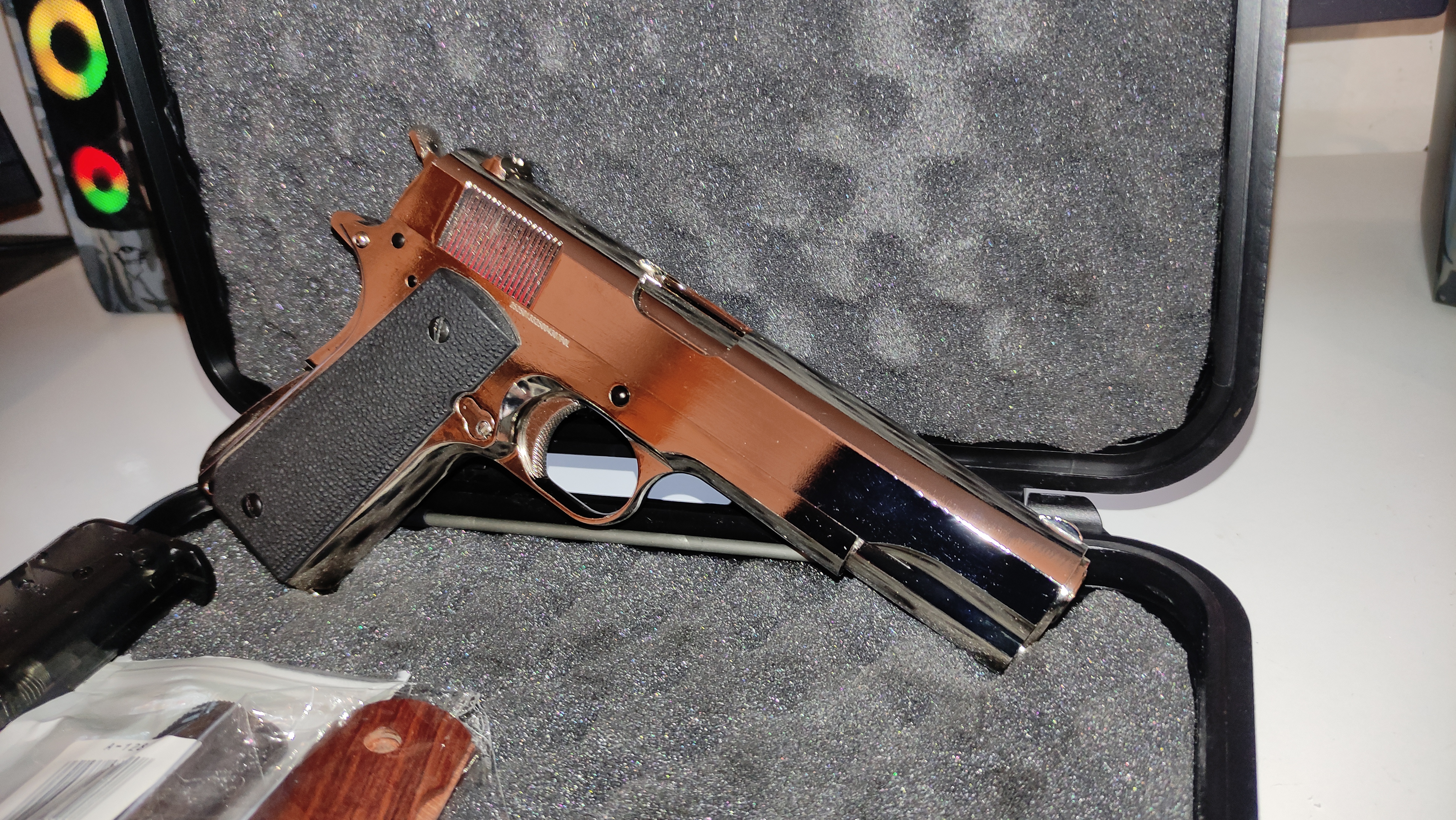 Silver Colt 1911 (Golden Eagle) + dodatki